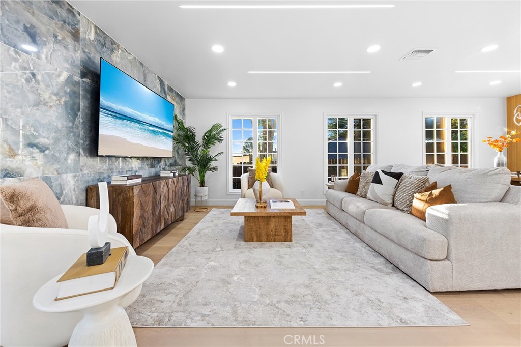 326 E Sierra Madre Avenue