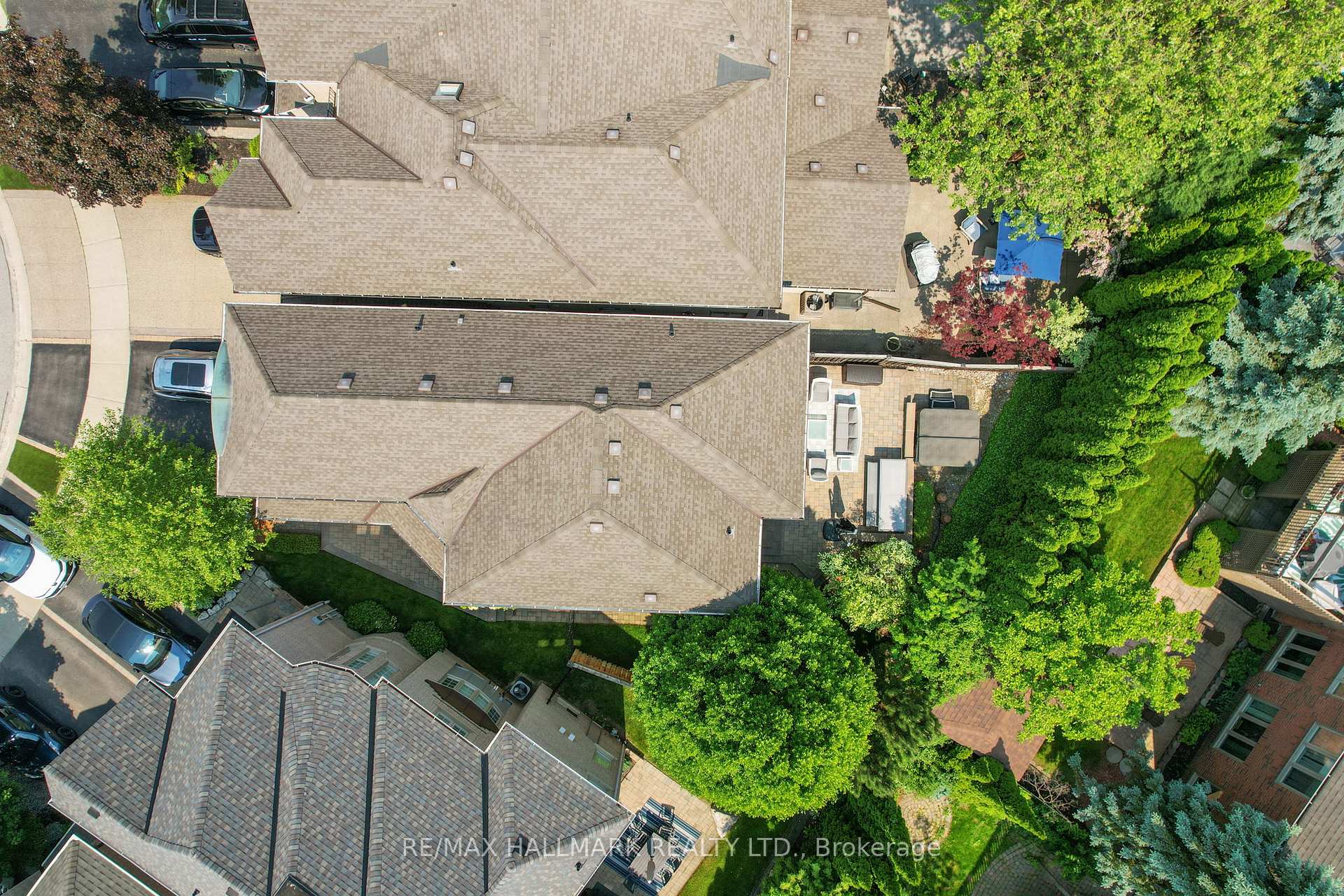 2092 PINEVALLEY Crescent