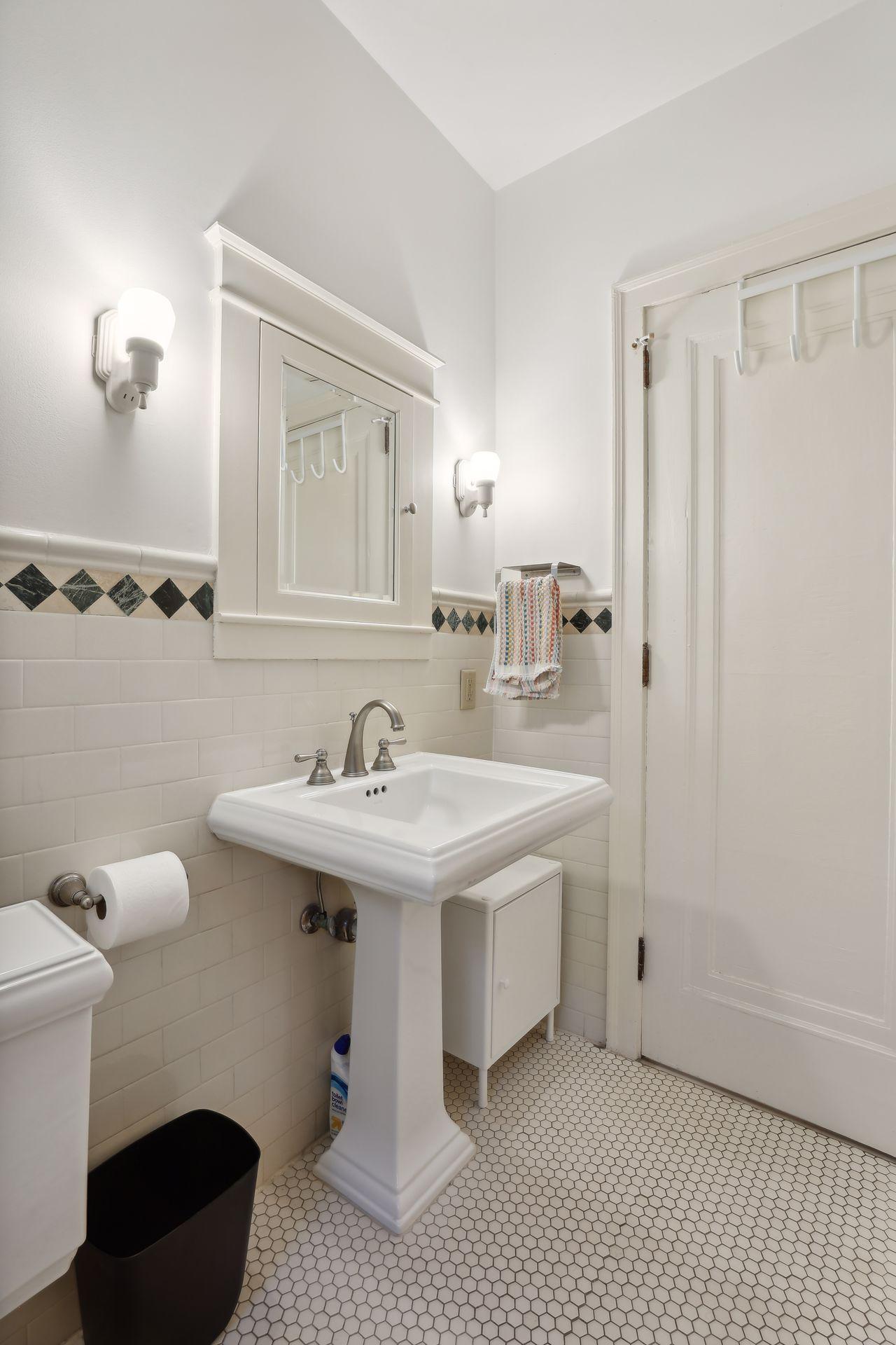 2517 Humboldt Avenue S Unit: 102