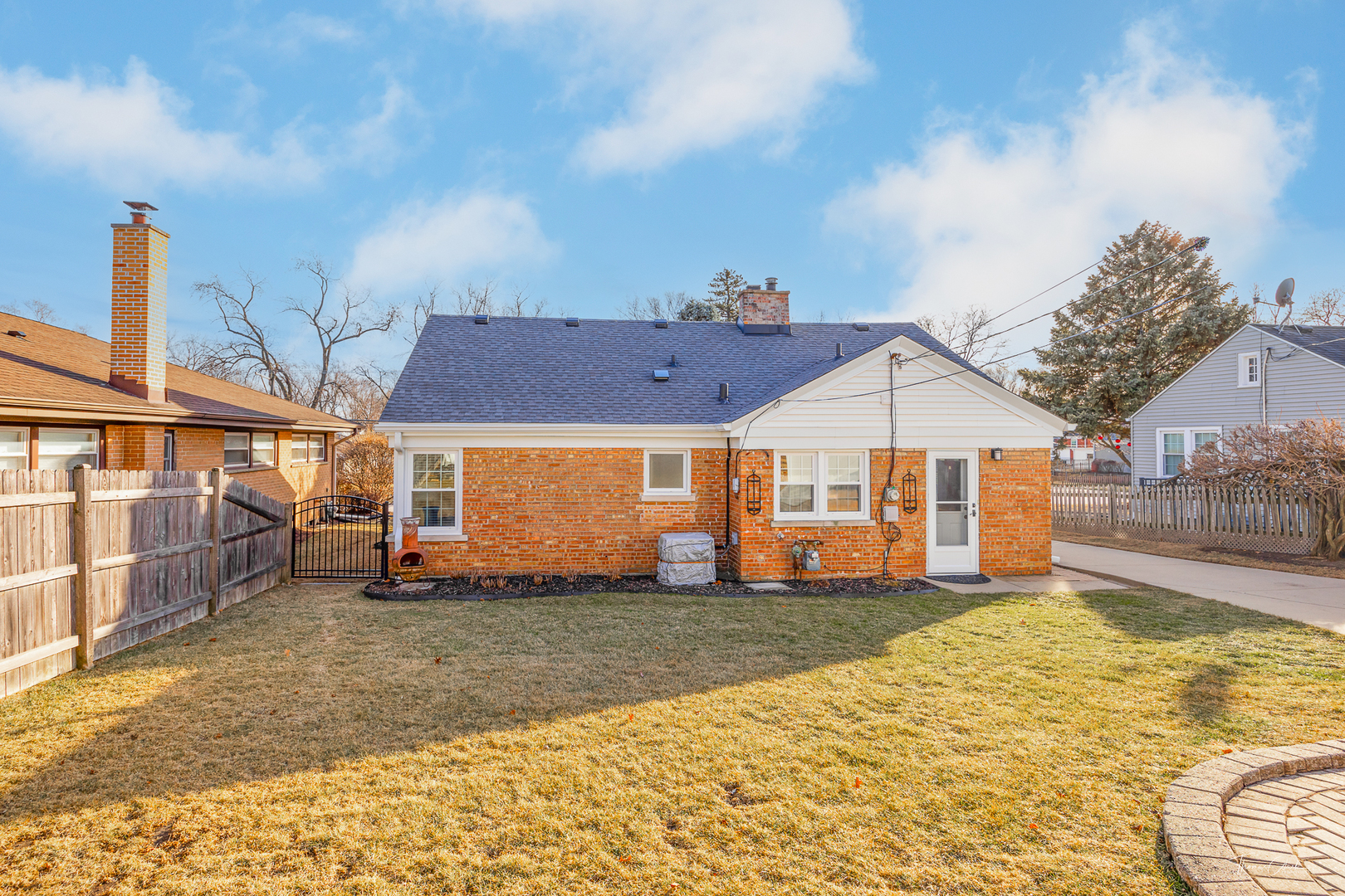 1221 E Illinois Street