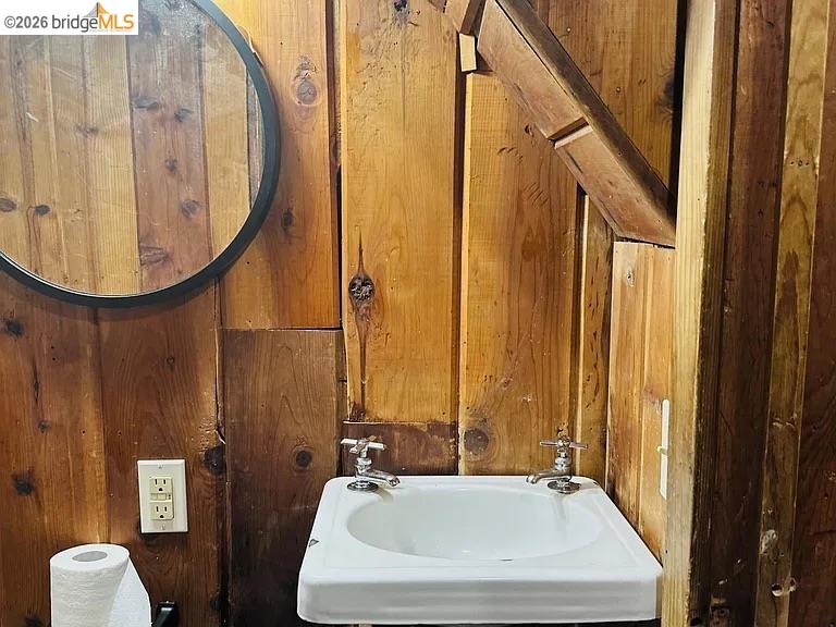 18441 Hillcrest Rd Unit: 18443 Hillcrest