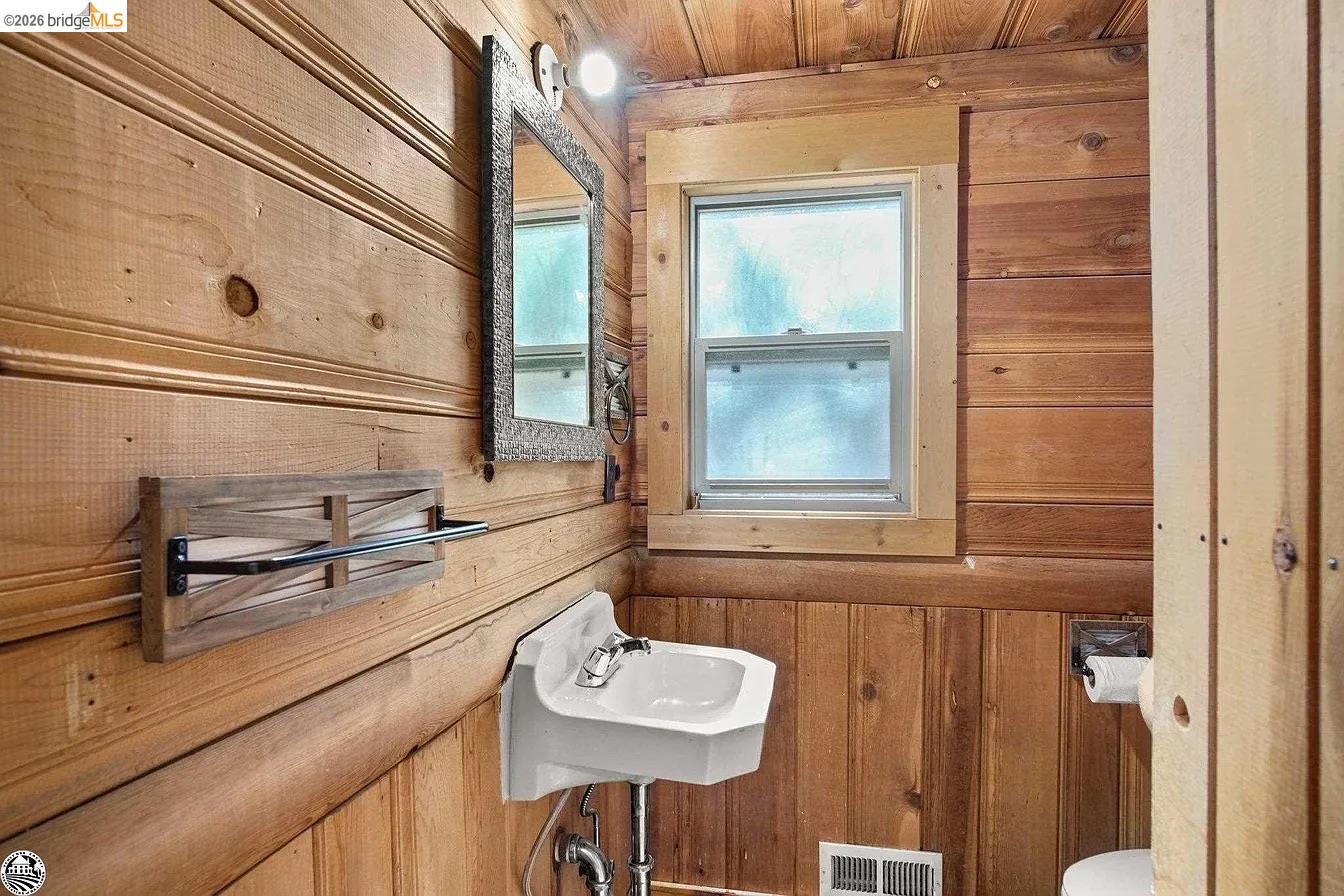 18441 Hillcrest Rd Unit: 18443 Hillcrest