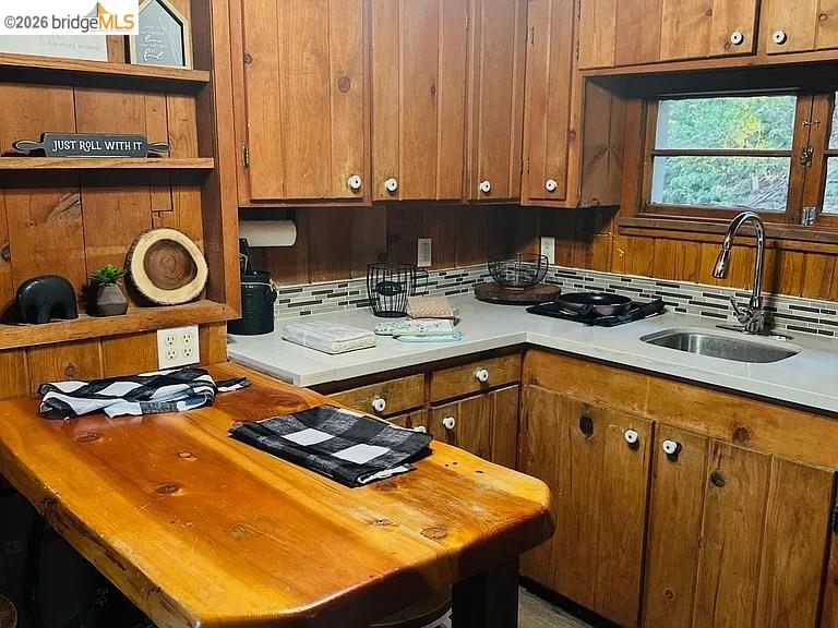 18441 Hillcrest Rd Unit: 18443 Hillcrest