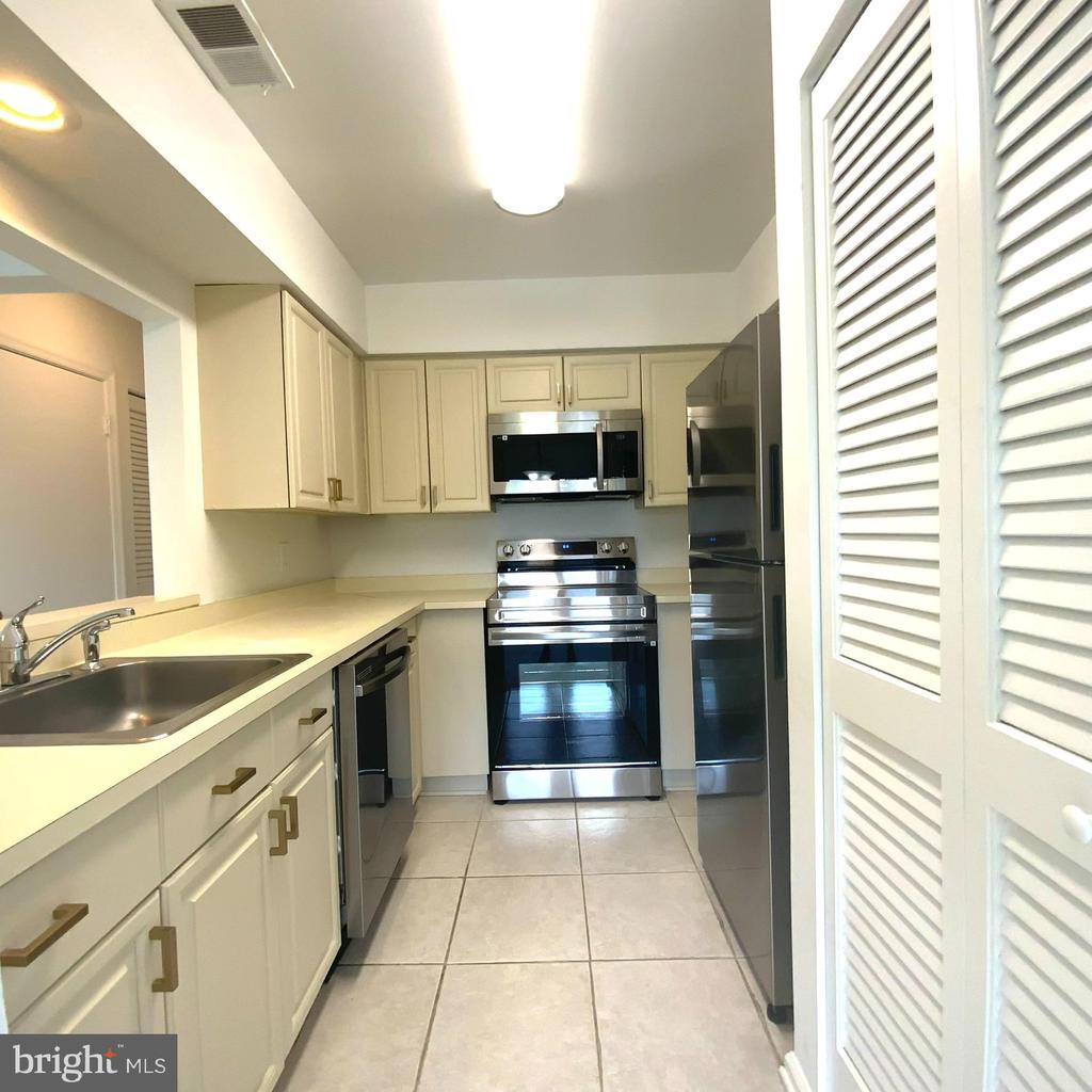 7594 LAKESIDE VILLAGE DRIVE M 7594M