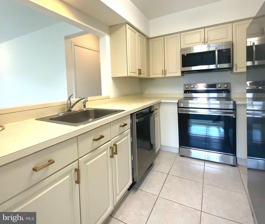 7594 LAKESIDE VILLAGE DRIVE M 7594M