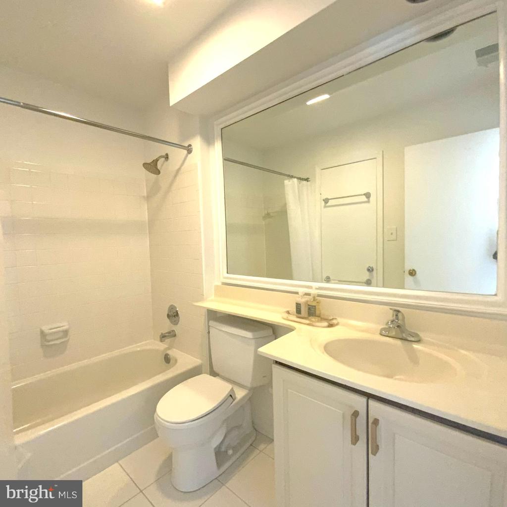 7594 LAKESIDE VILLAGE DRIVE M 7594M