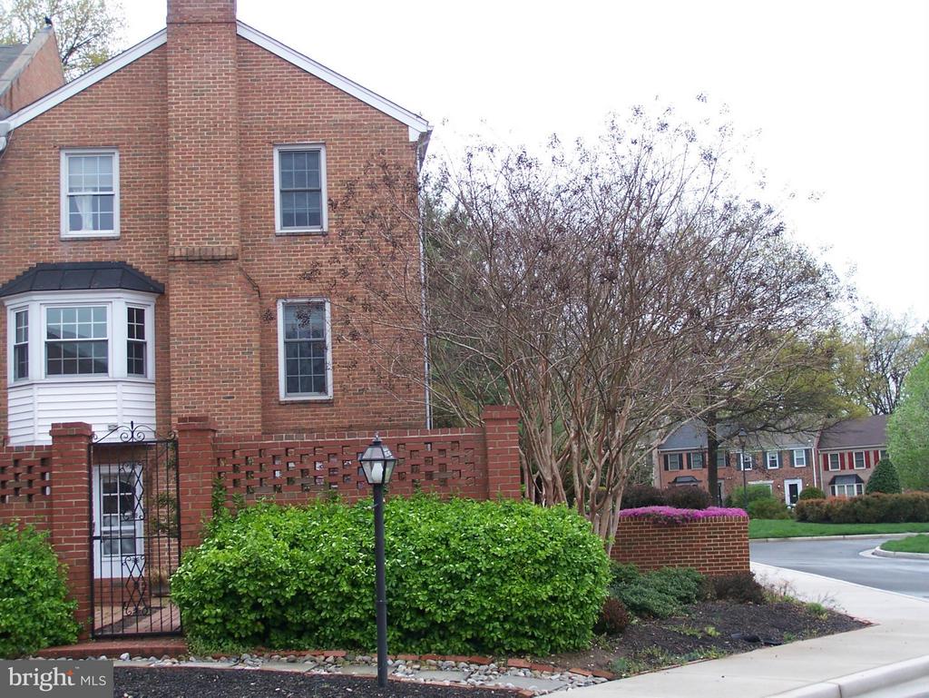 6434 EASTLEIGH COURT
