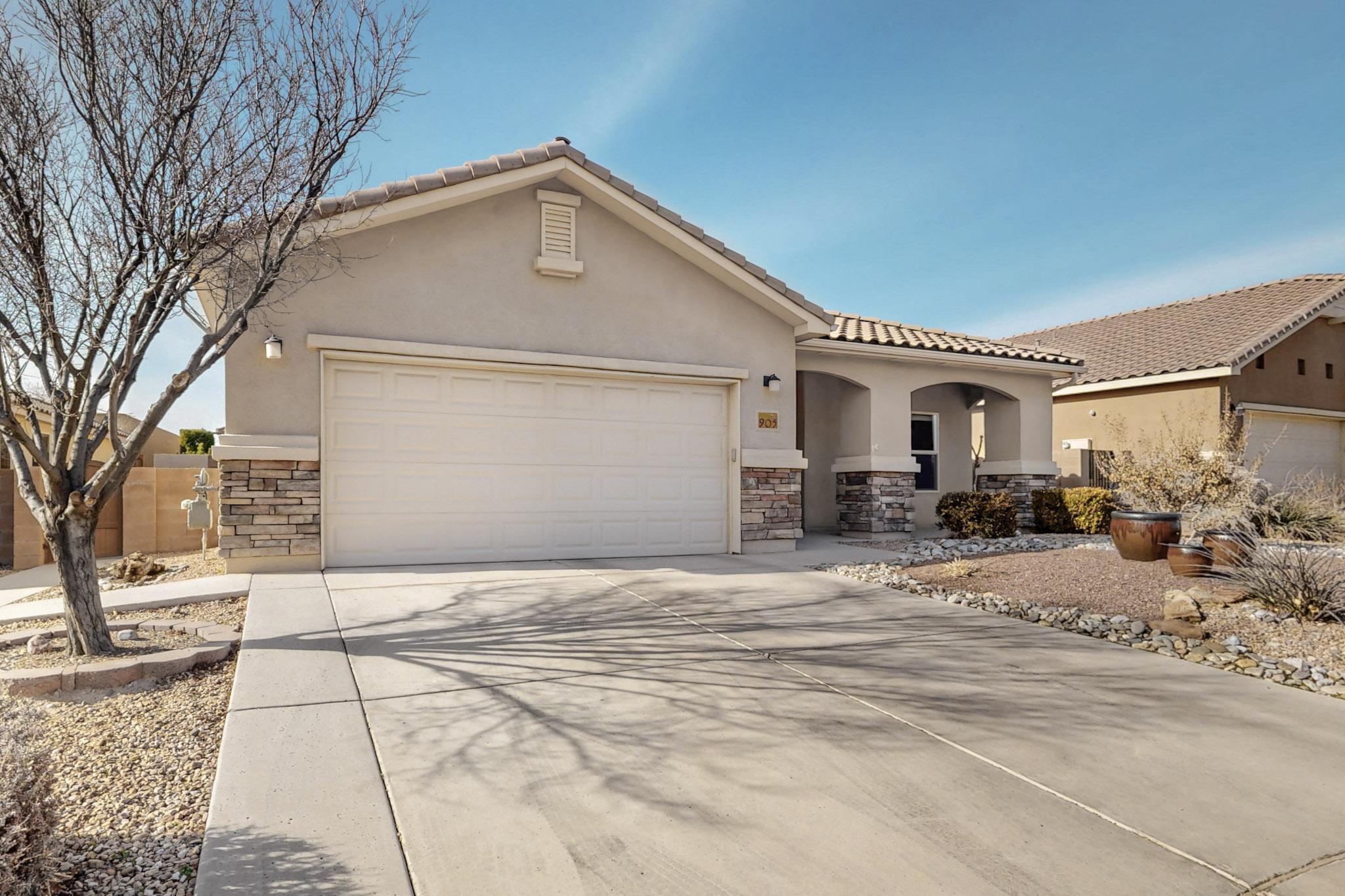 905 PRAIRIE ZINNIA Drive NE