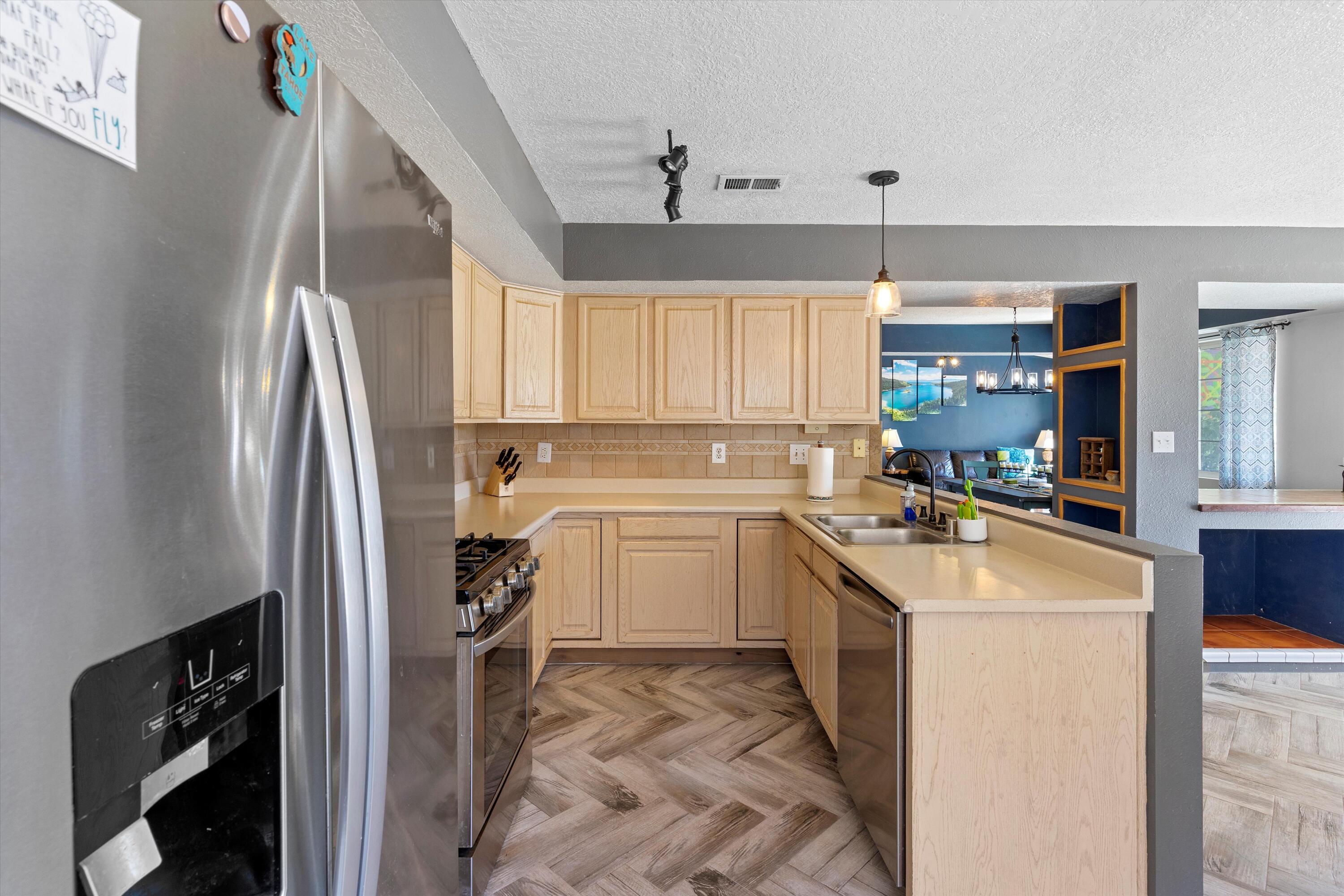 6968 ALBANY HILLS Drive NE