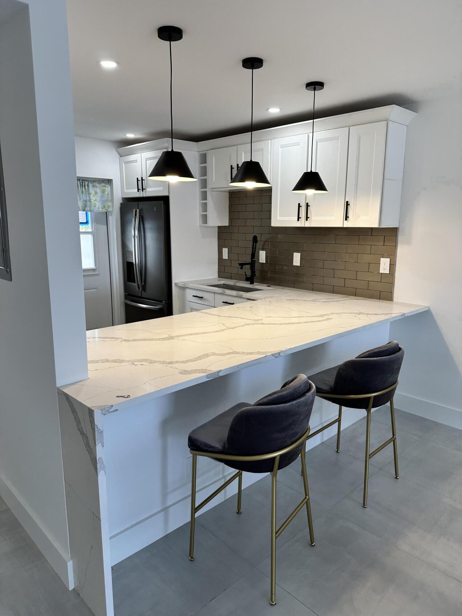 330 N Federal Highway 211