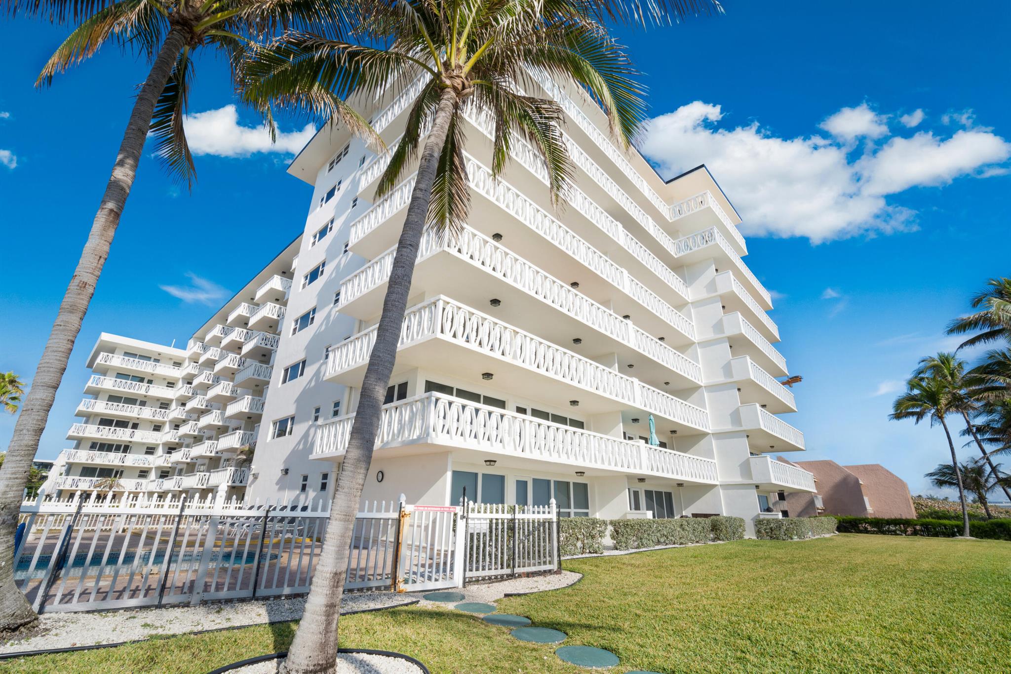 1169 Hillsboro Mile 803