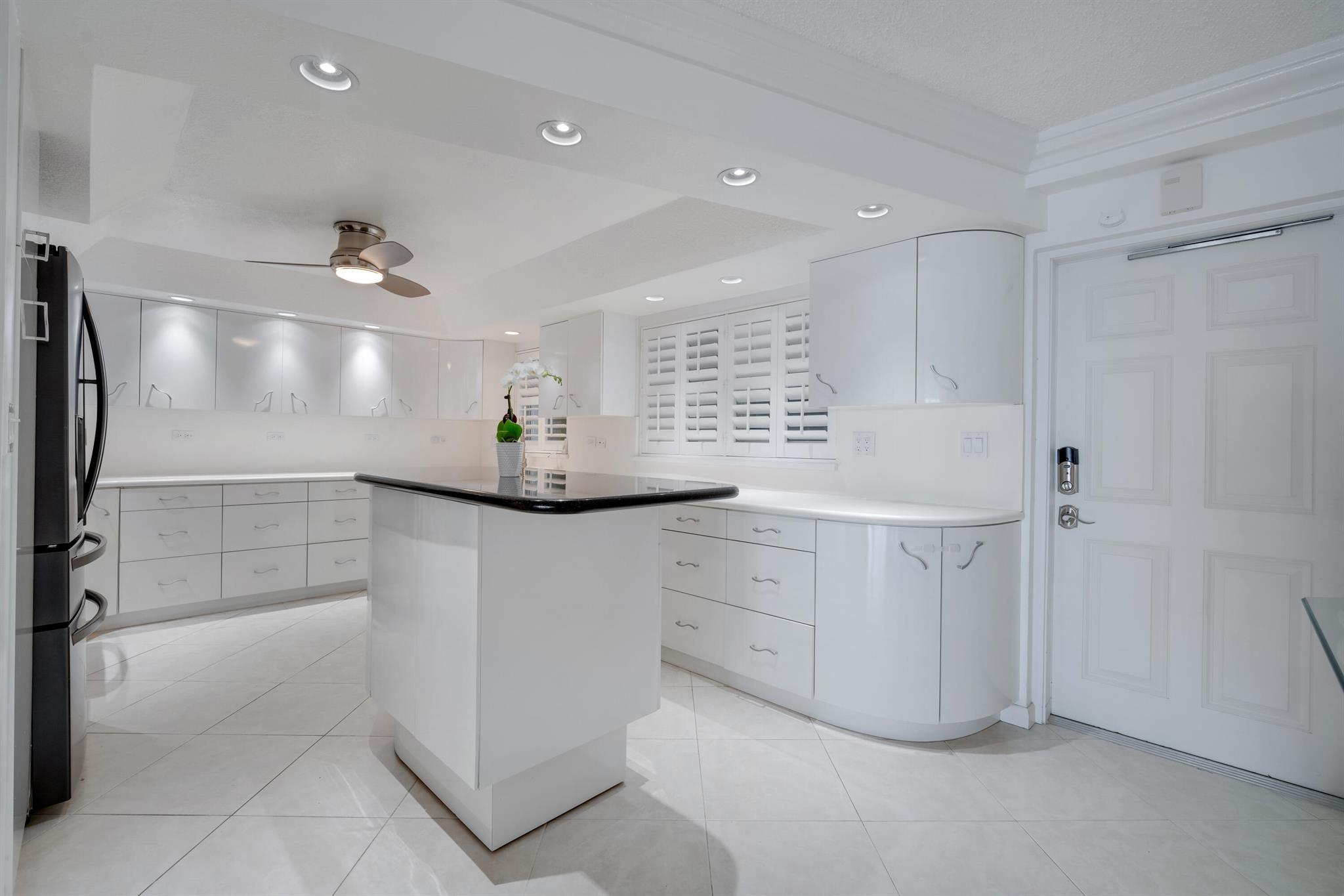 1169 Hillsboro Mile 803