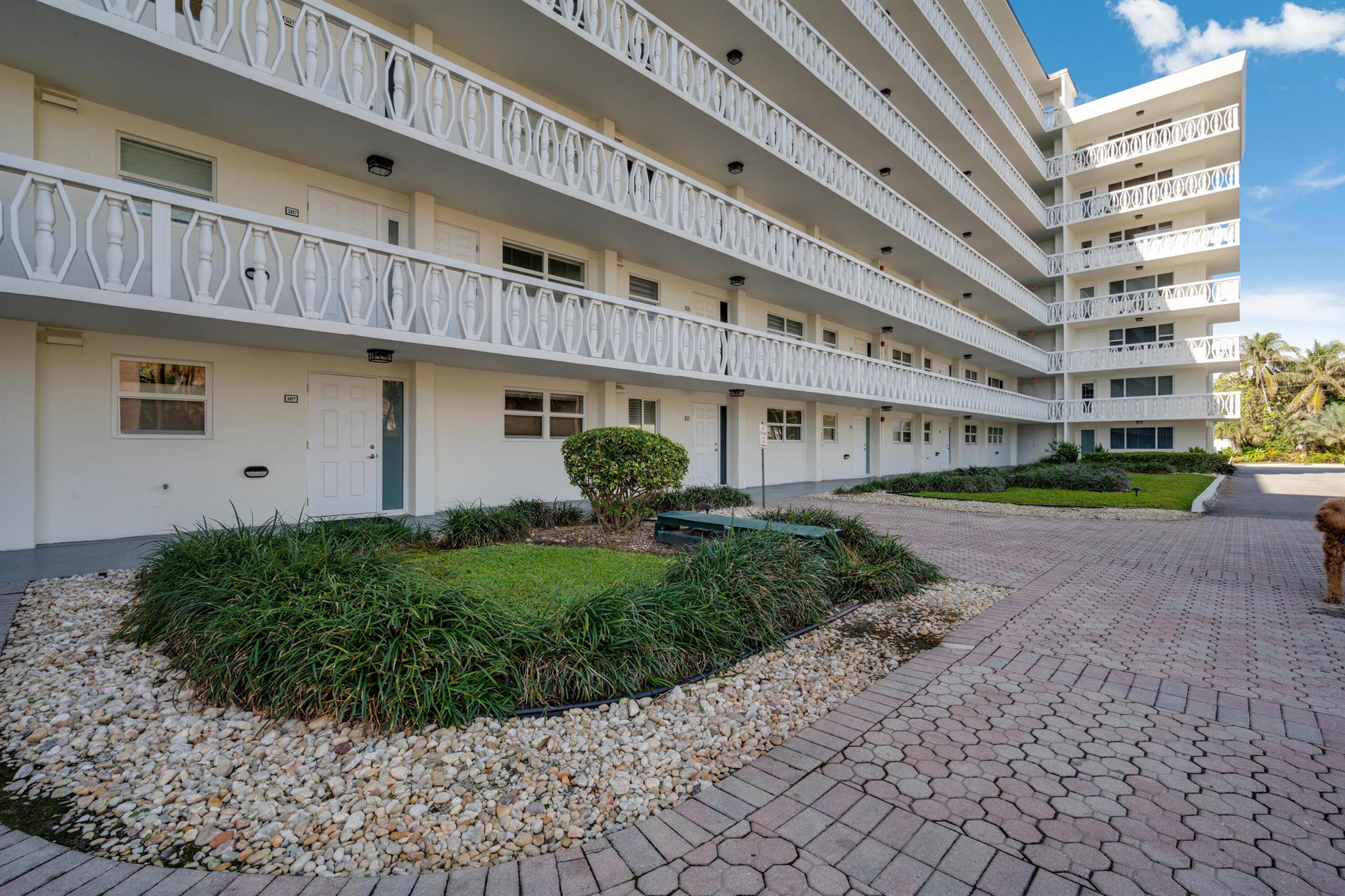 1169 Hillsboro Mile 803