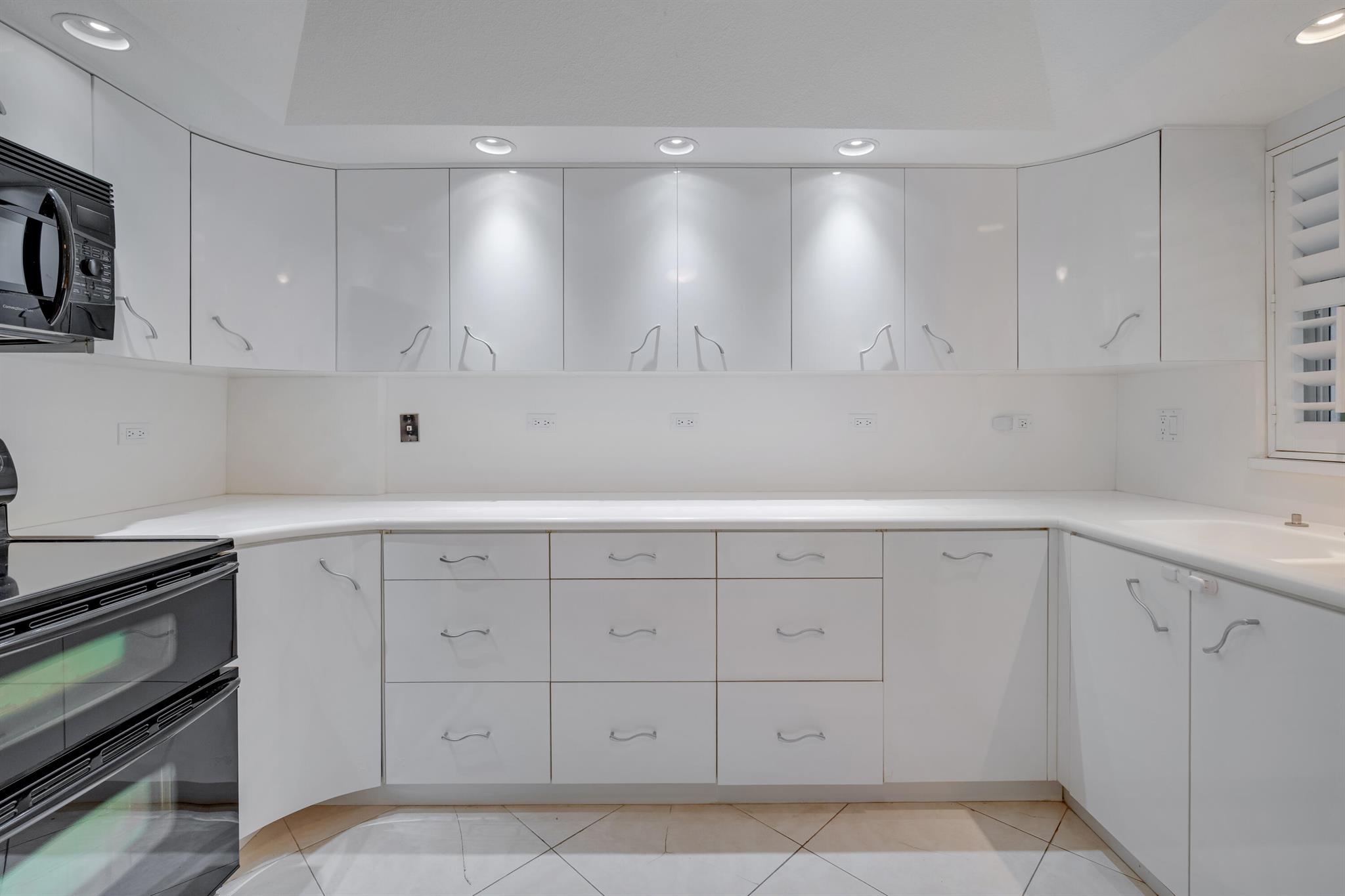 1169 Hillsboro Mile 803