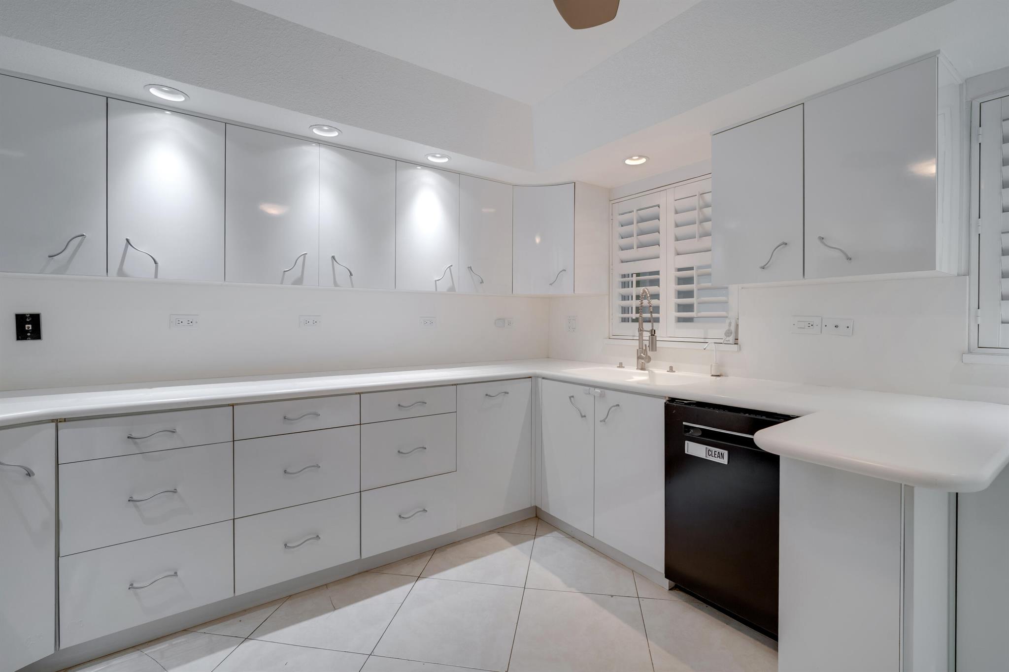 1169 Hillsboro Mile 803