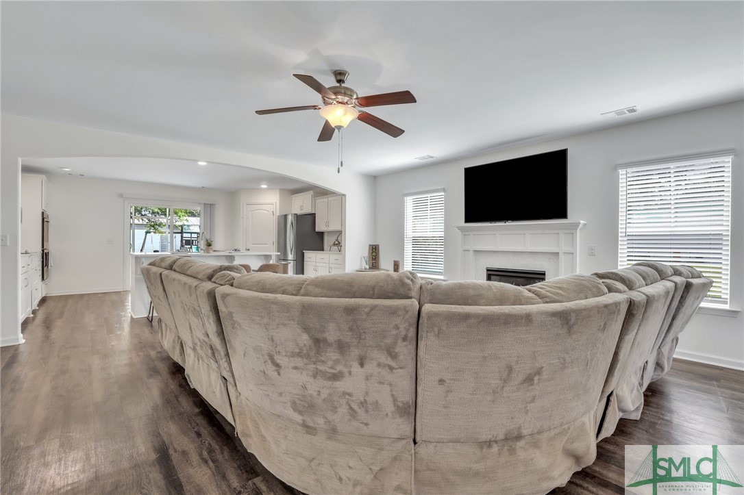 109 E Long Street