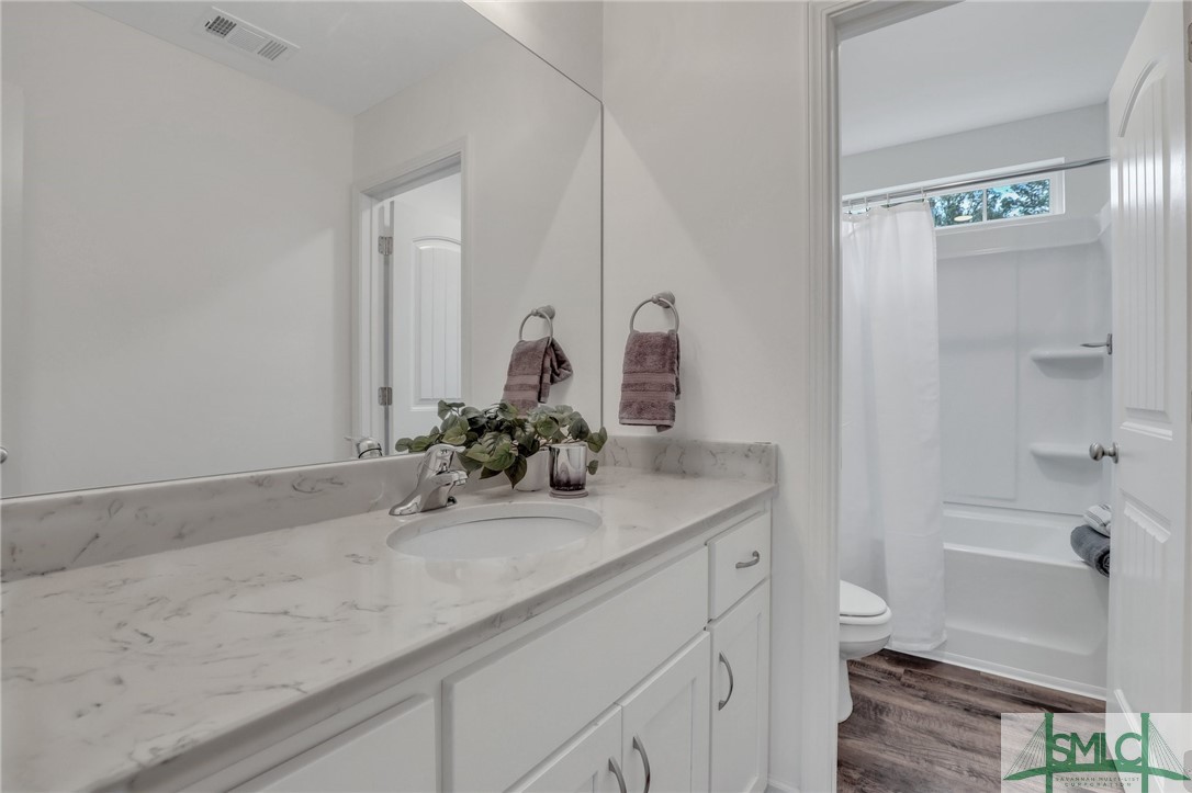109 E Long Street