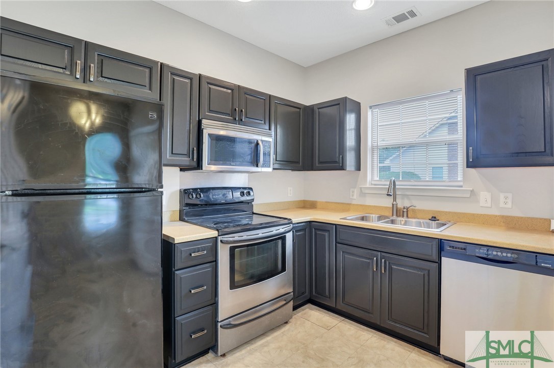 100 Coach House Square