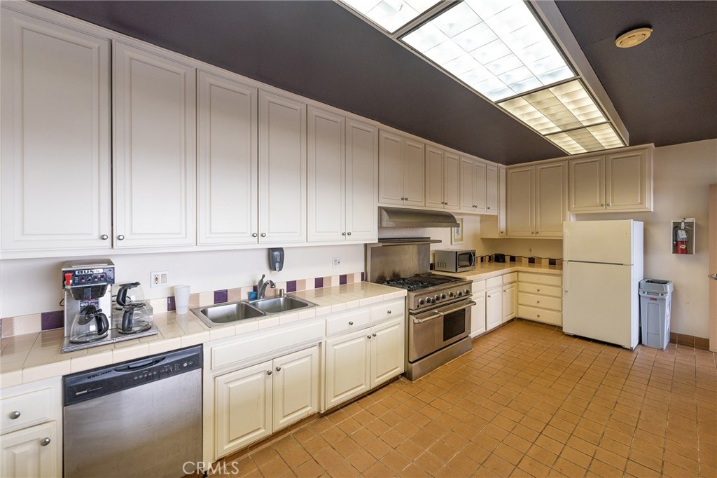 9080 Bloomfield Avenue 211