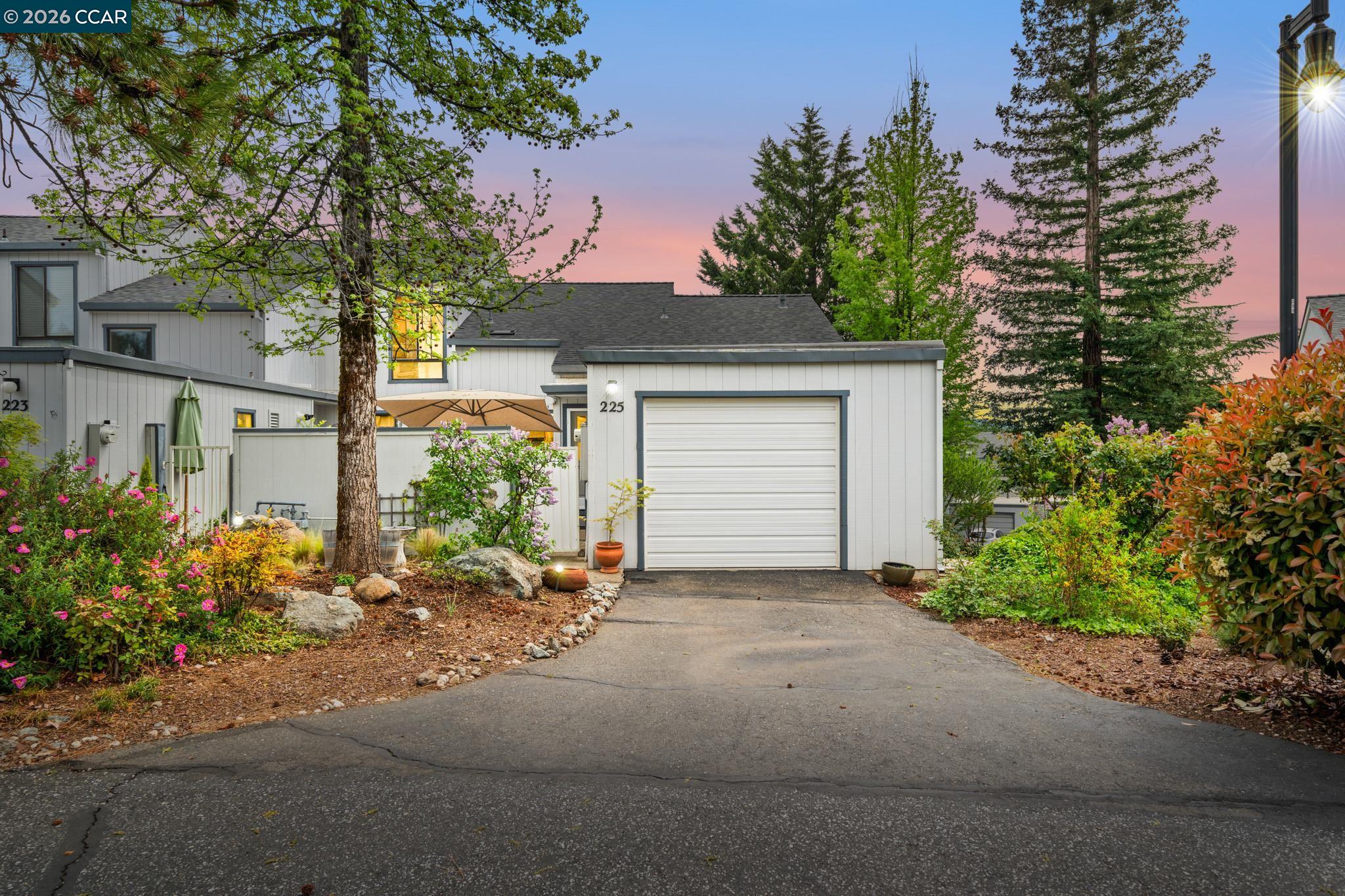 225 Woodside Ct