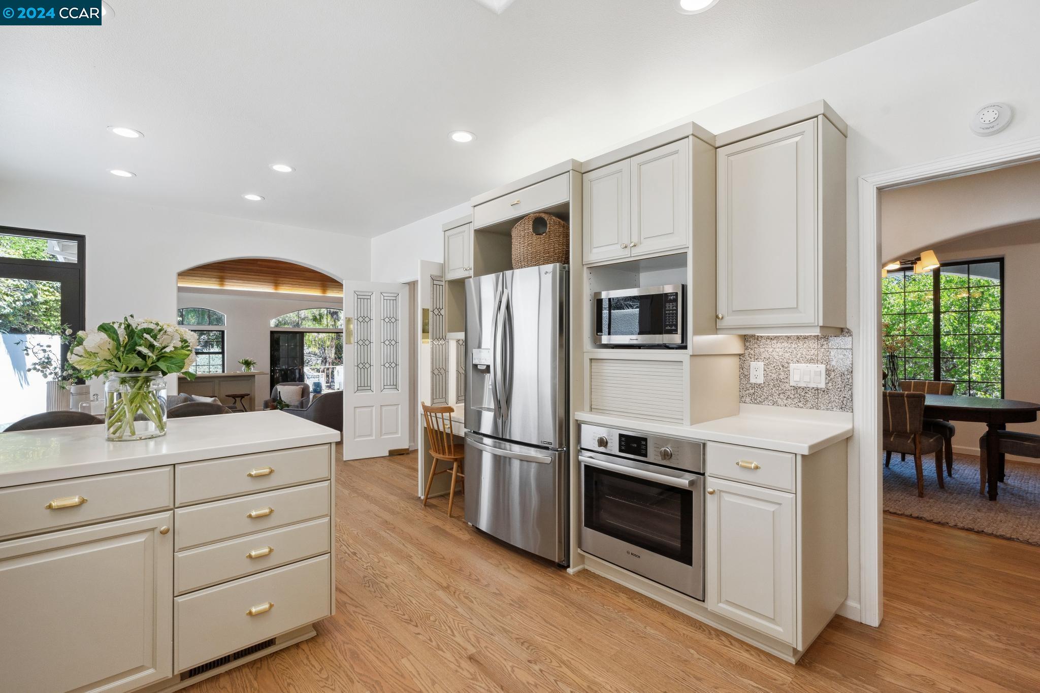208 Valley Oaks Dr