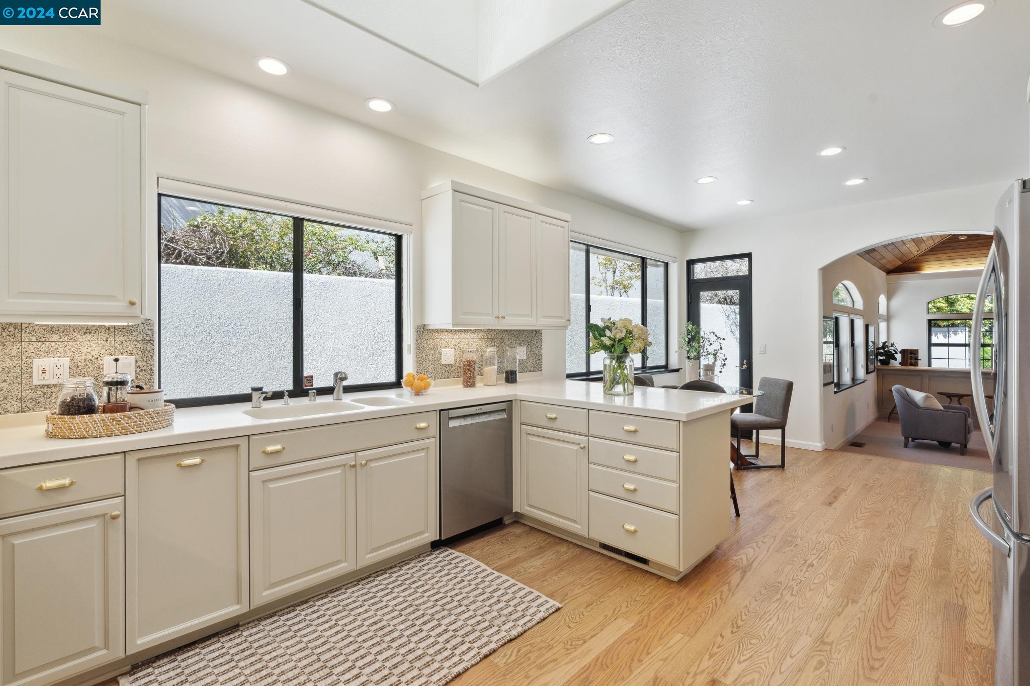 208 Valley Oaks Dr