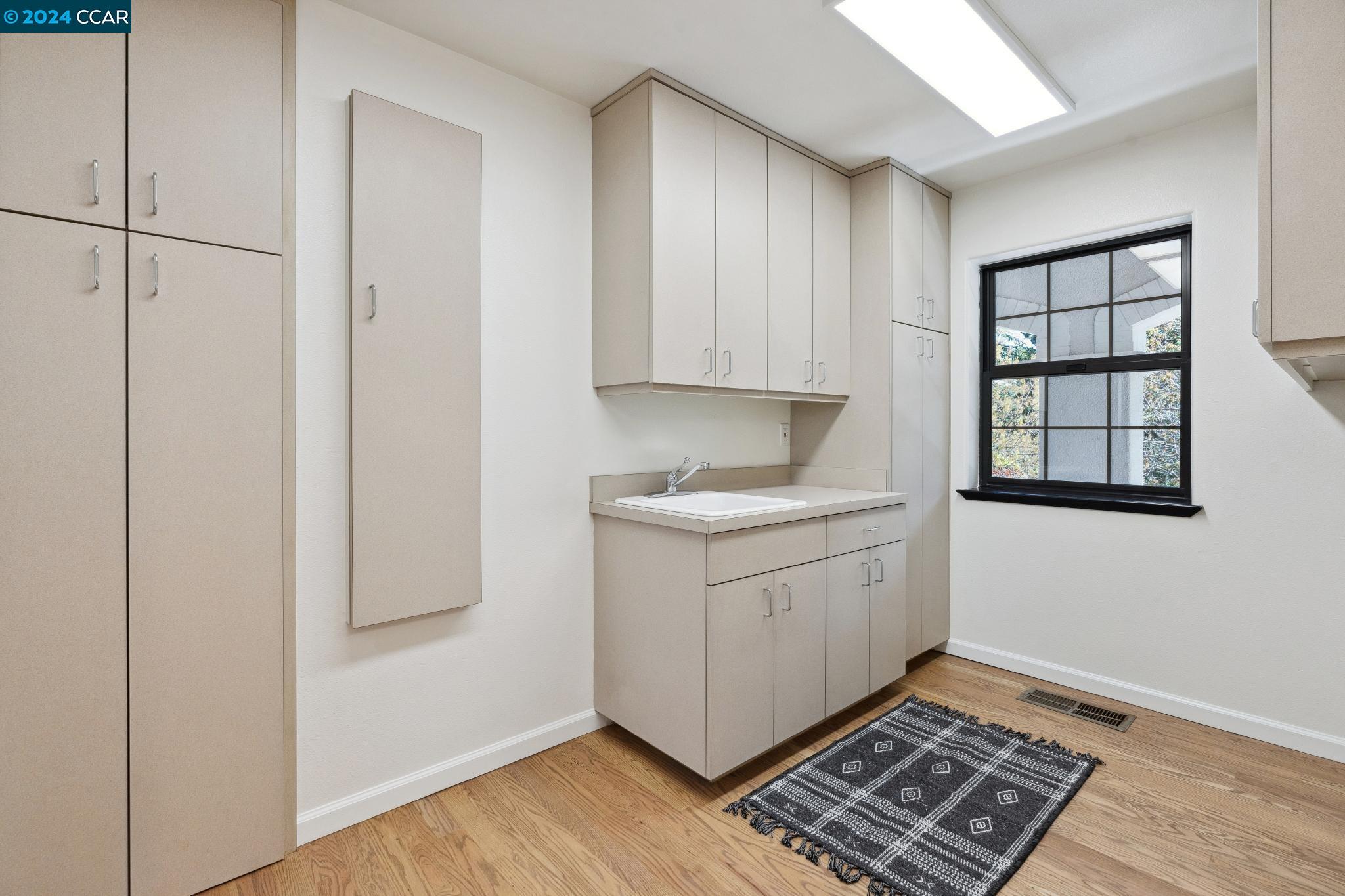 208 Valley Oaks Dr