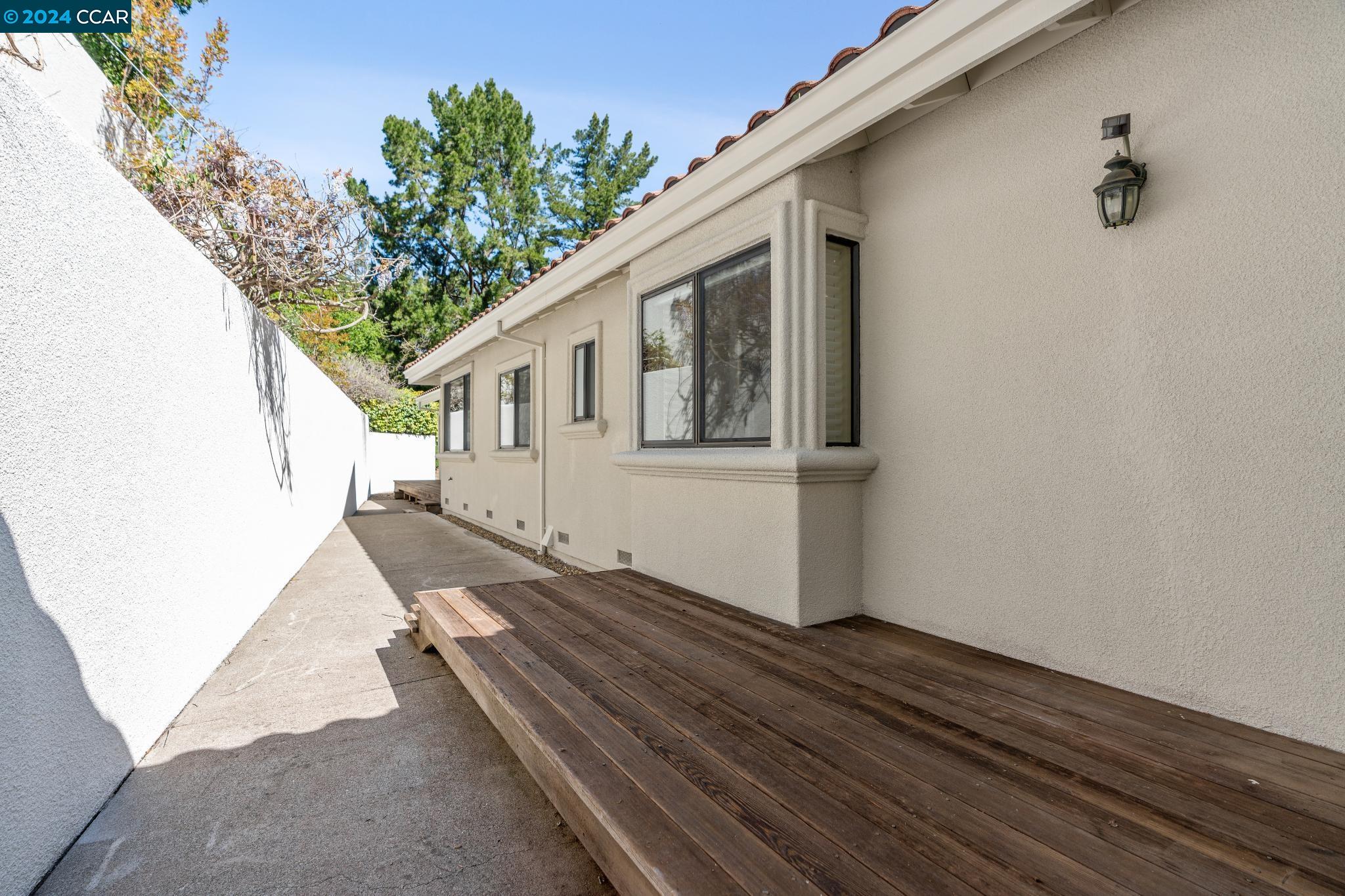 208 Valley Oaks Dr