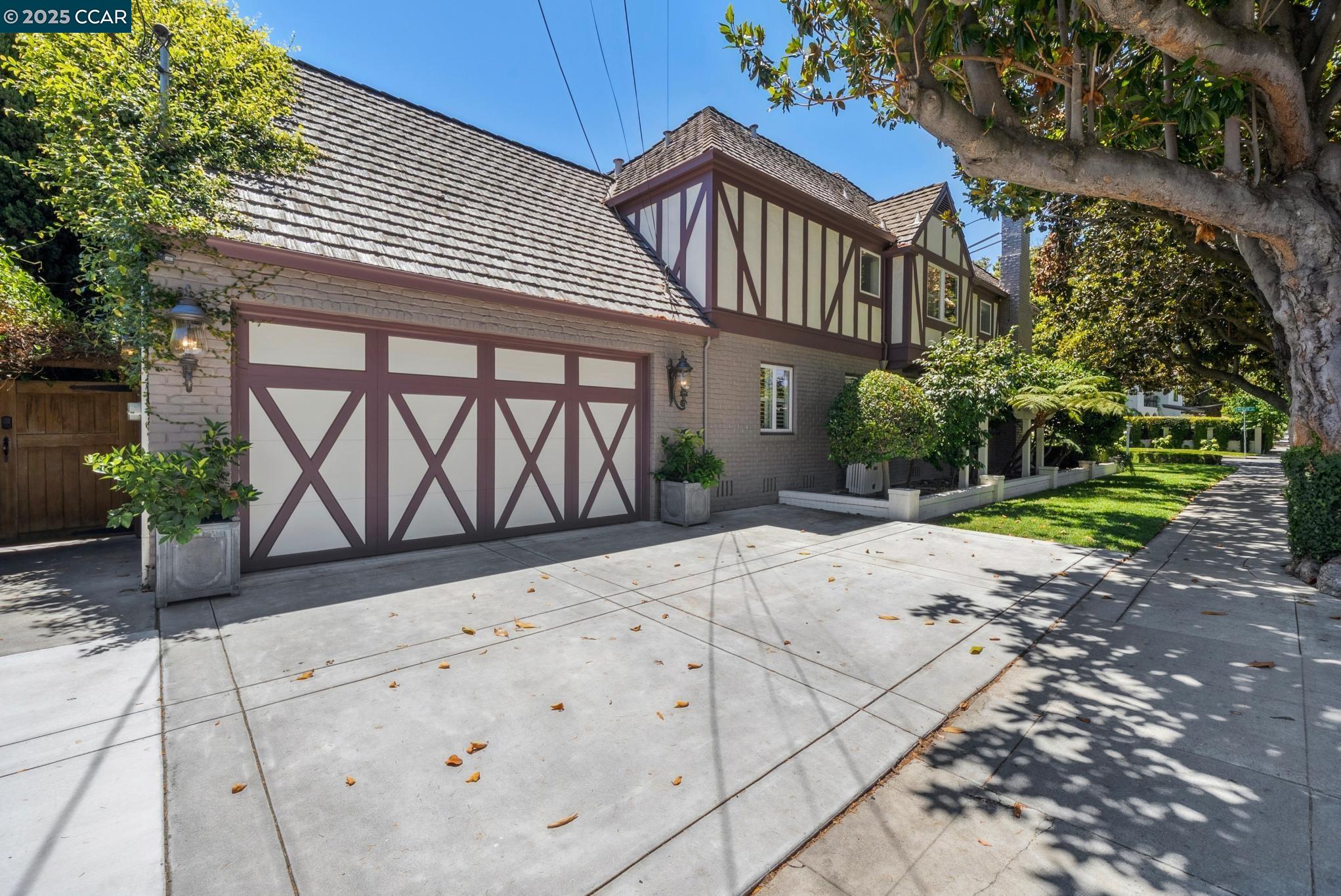 1102 Carolyn Ave