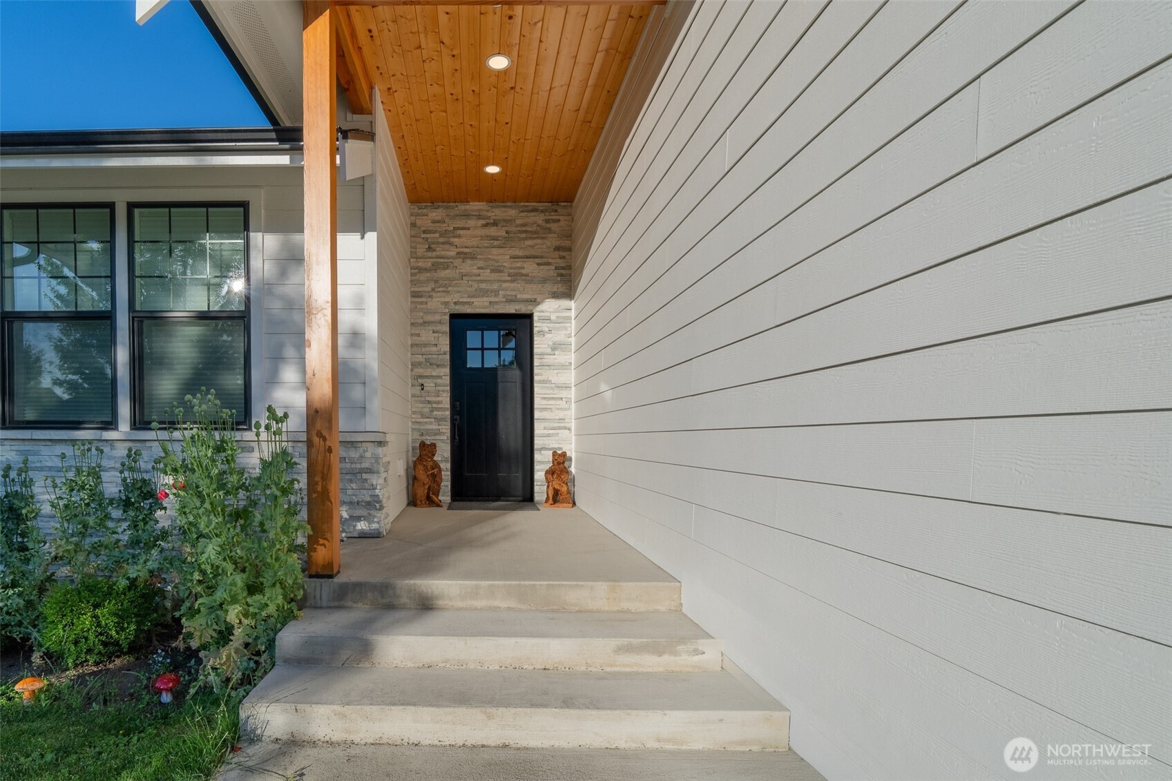 806 Mapleridge Drive