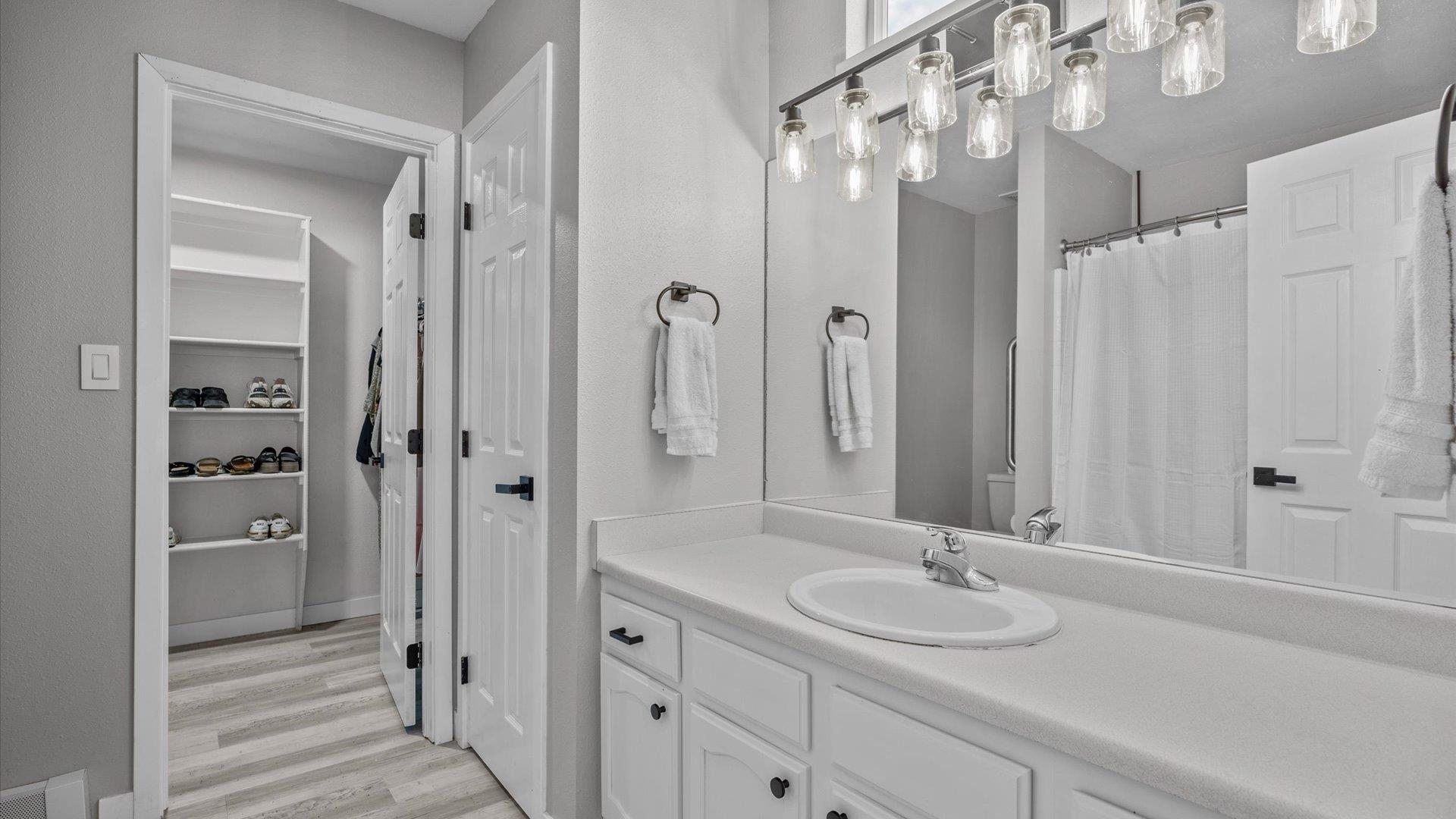 521 1/2 Sabra Street