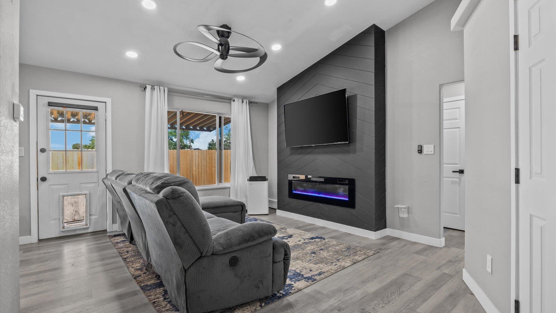 521 1/2 Sabra Street