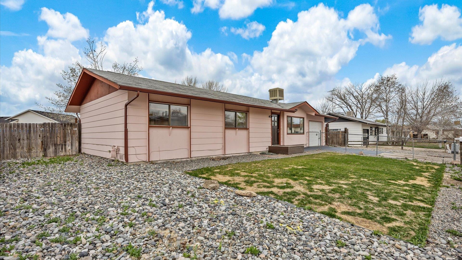 3015 1/2 Gunnison Avenue