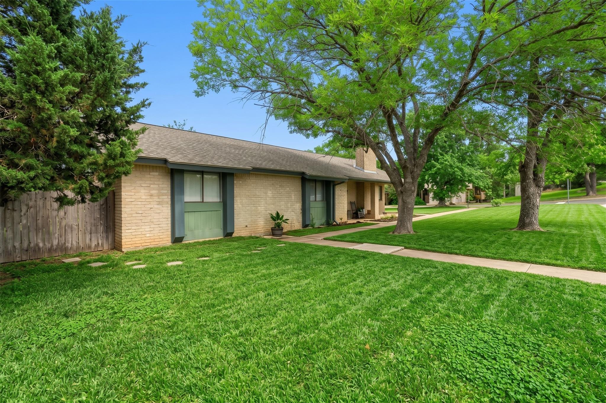 710 Lake View CV