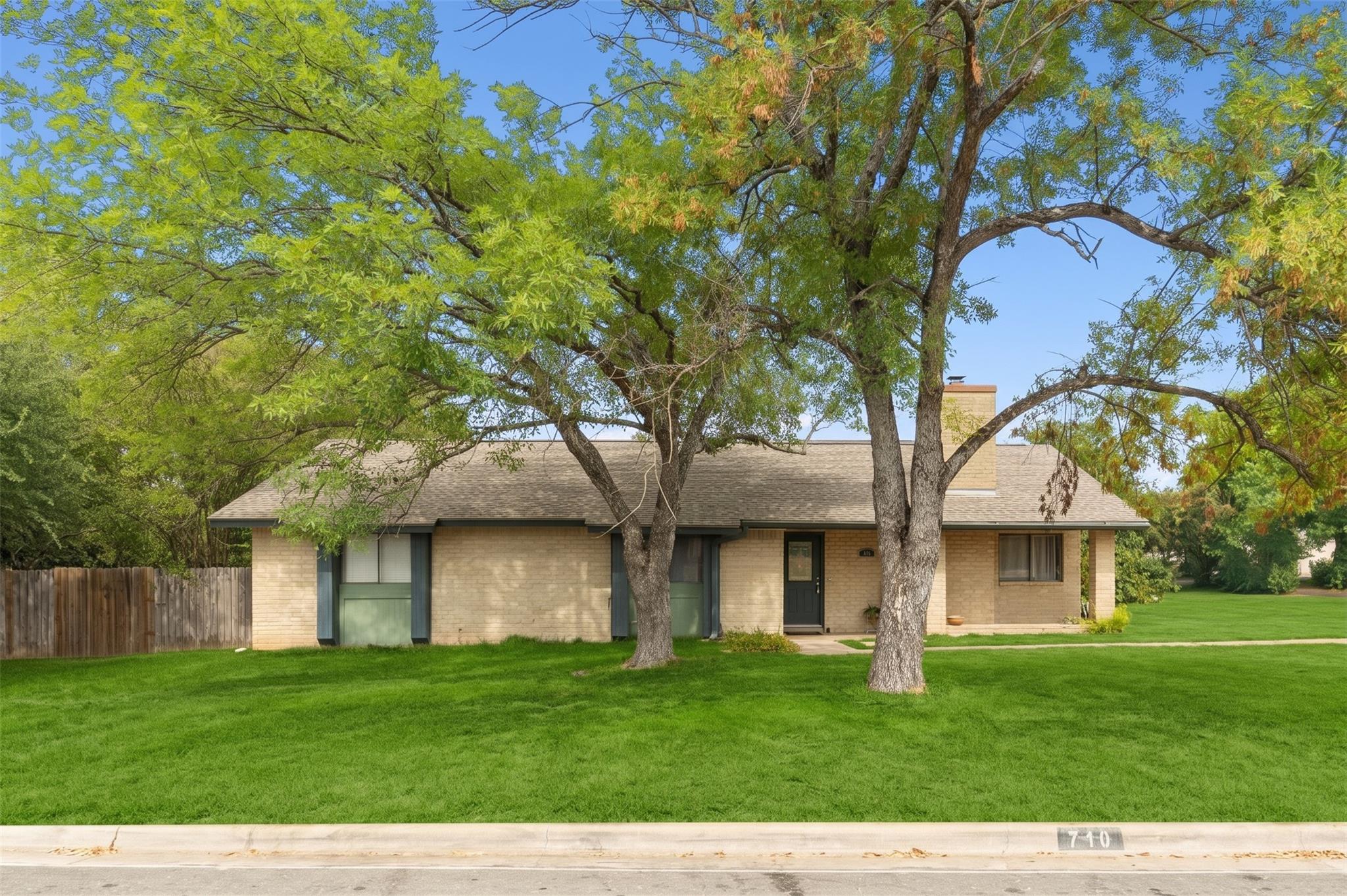 710 Lake View CV