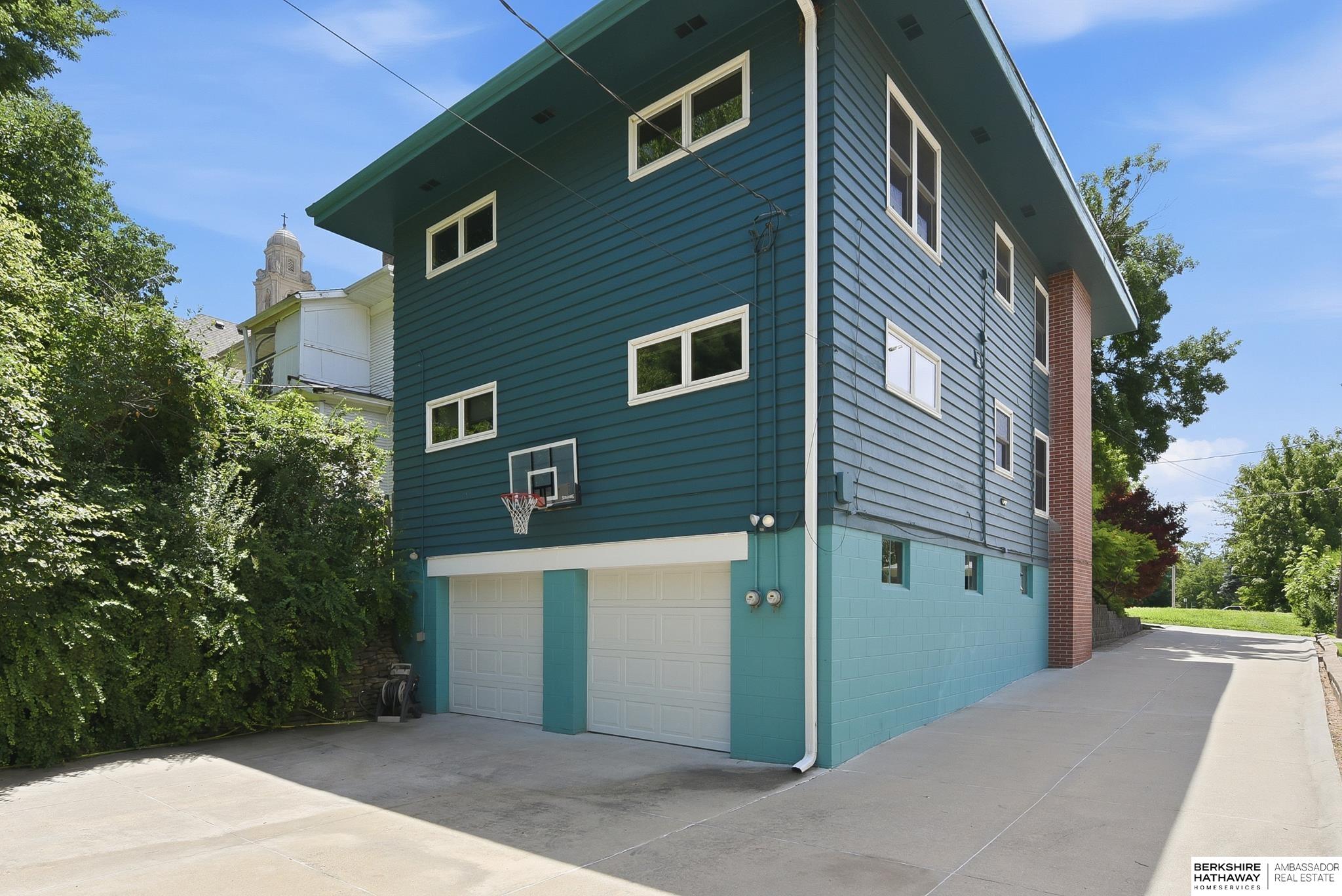 4022 & 4024 Burt Street