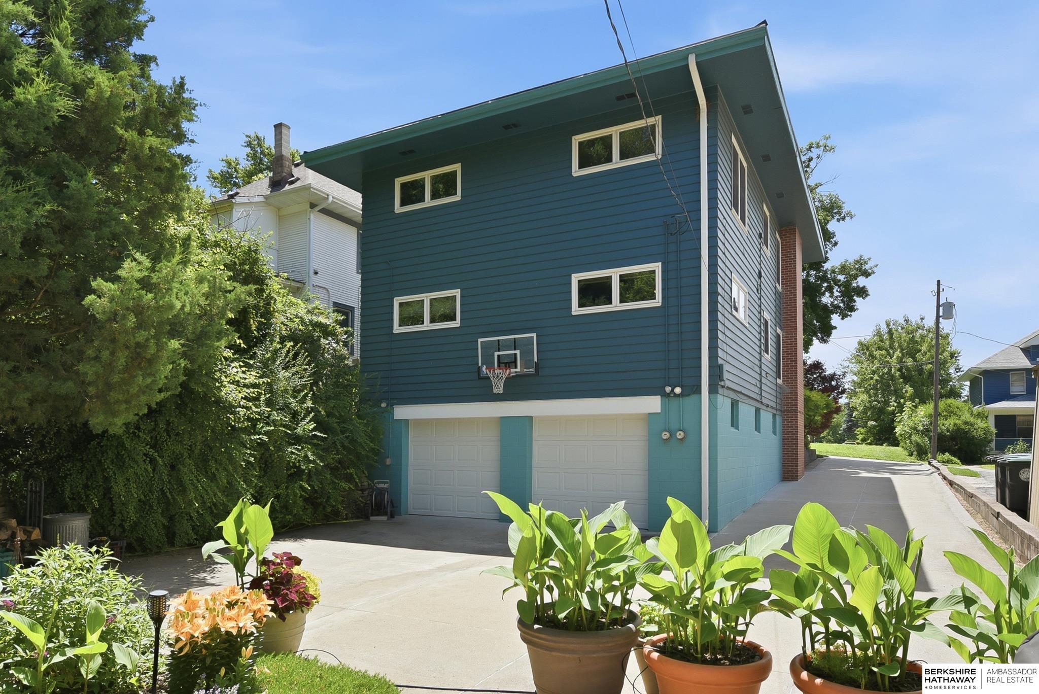 4022 & 4024 Burt Street