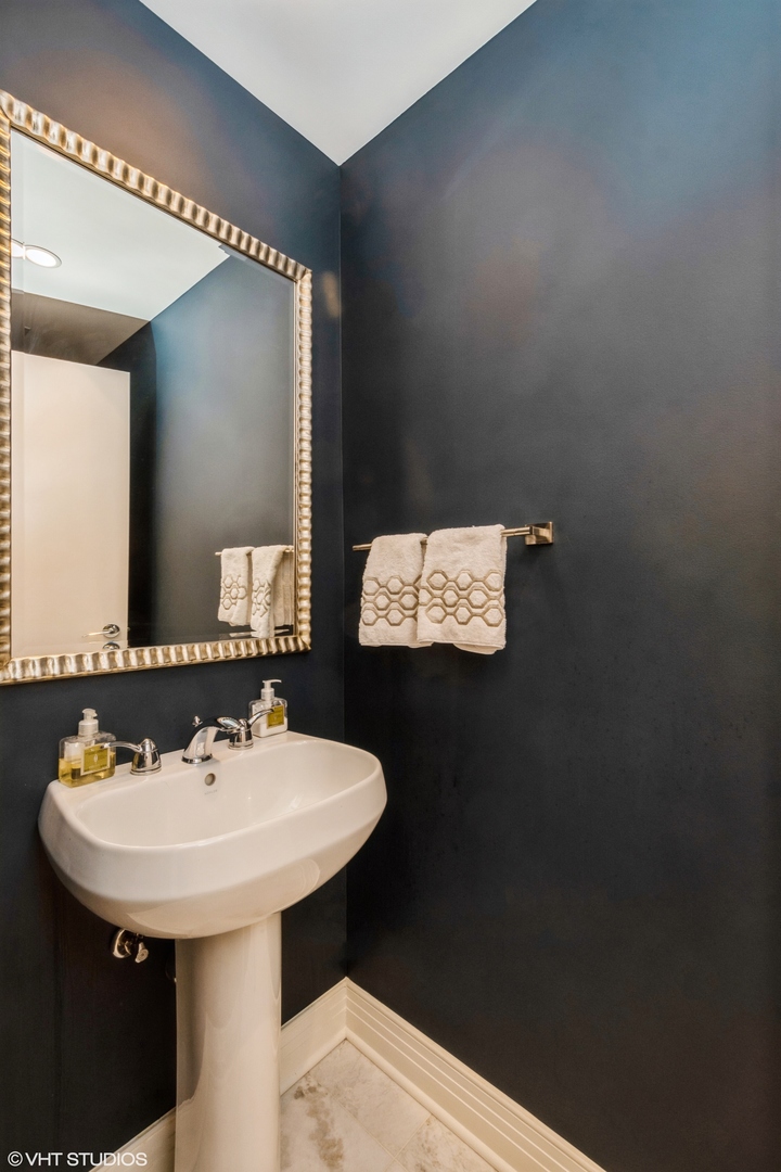 600 N Lake Shore Drive Unit: 2008