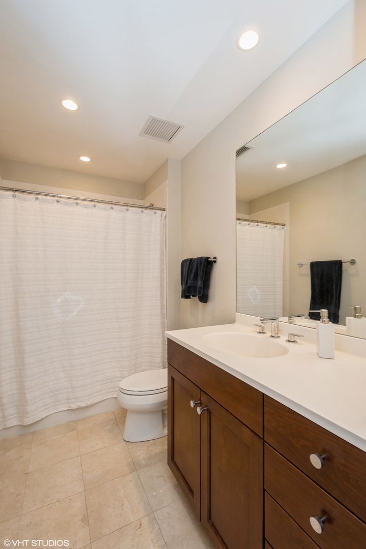 600 N Lake Shore Drive Unit: 2008