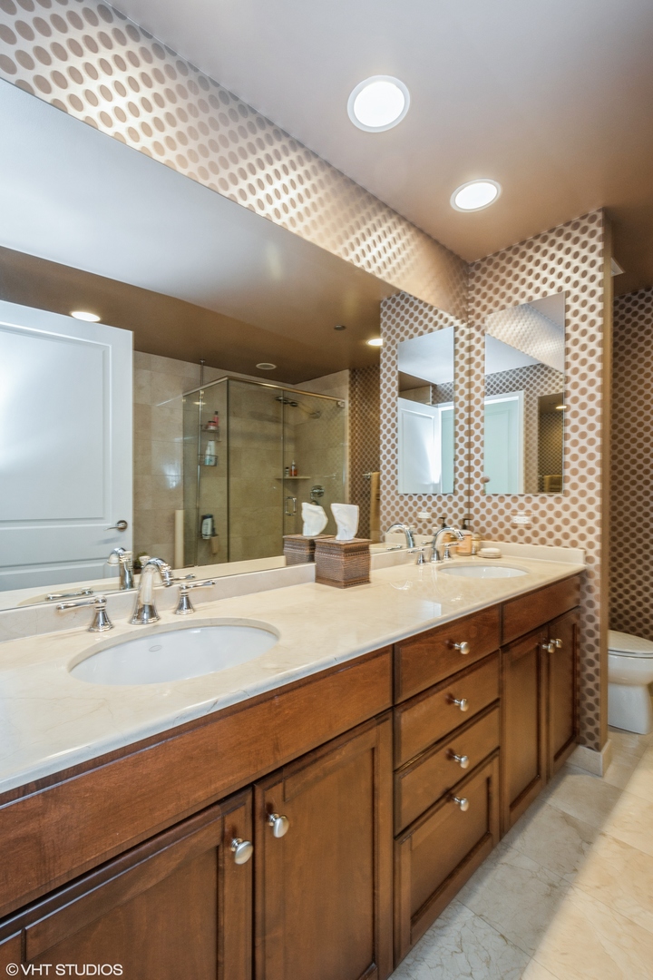 600 N LAKE SHORE Drive Unit: 2105
