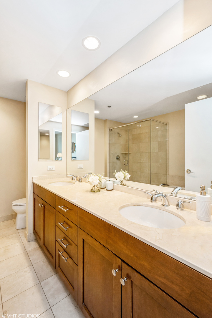 600 N LAKE SHORE Drive Unit: 812