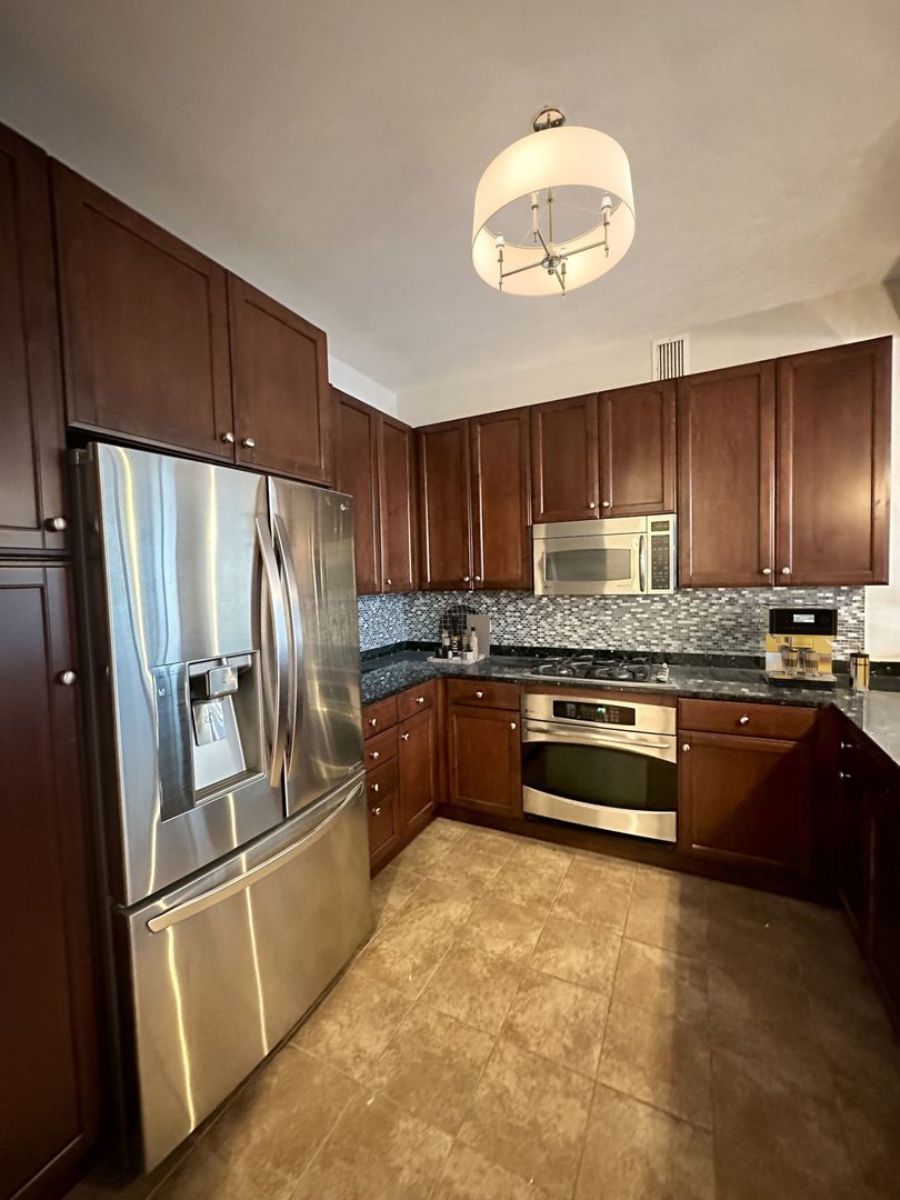 600 N Lake Shore Drive Unit: 3202