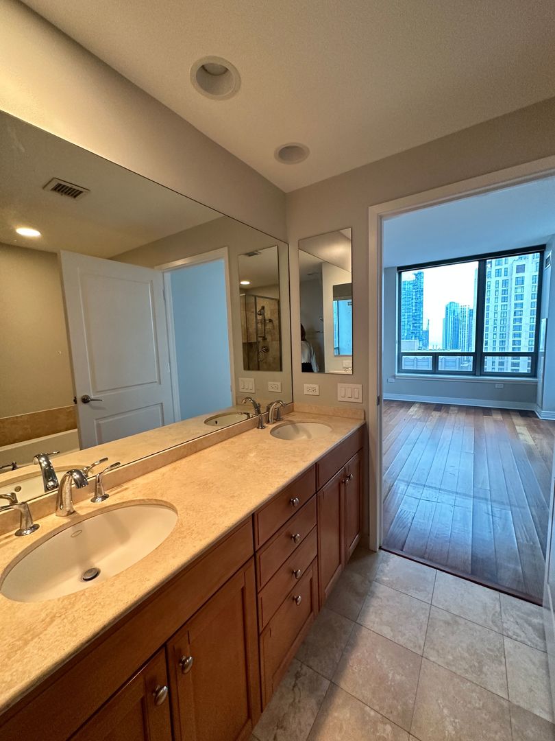 600 N Lake Shore Drive Unit: 3202
