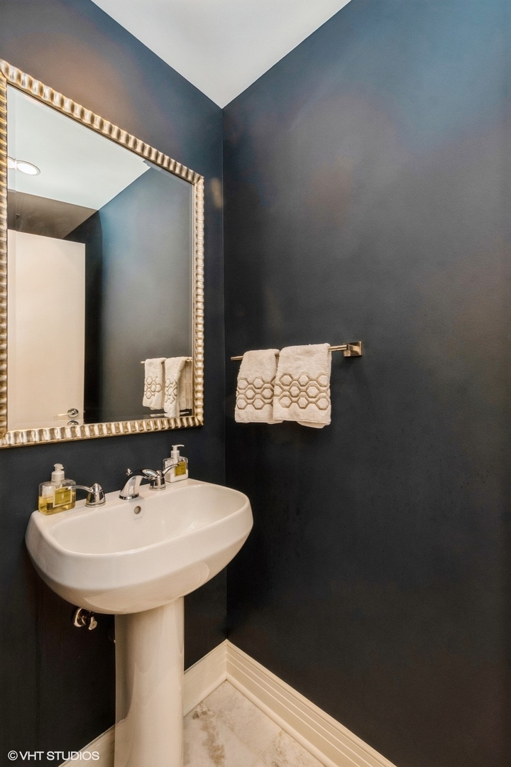 600 N Lake Shore Drive Unit: 2008