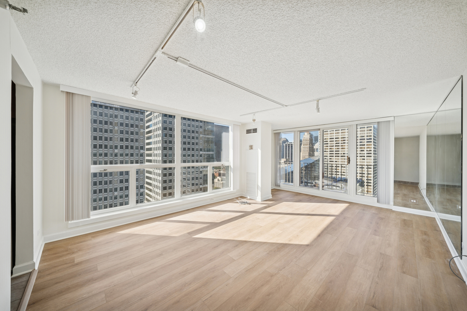 200 N Dearborn Street Unit: 3402