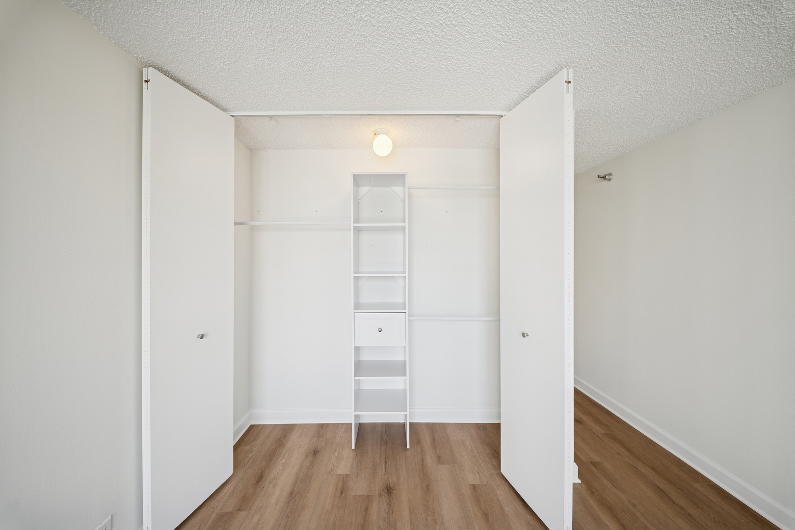 200 N Dearborn Street Unit: 3402