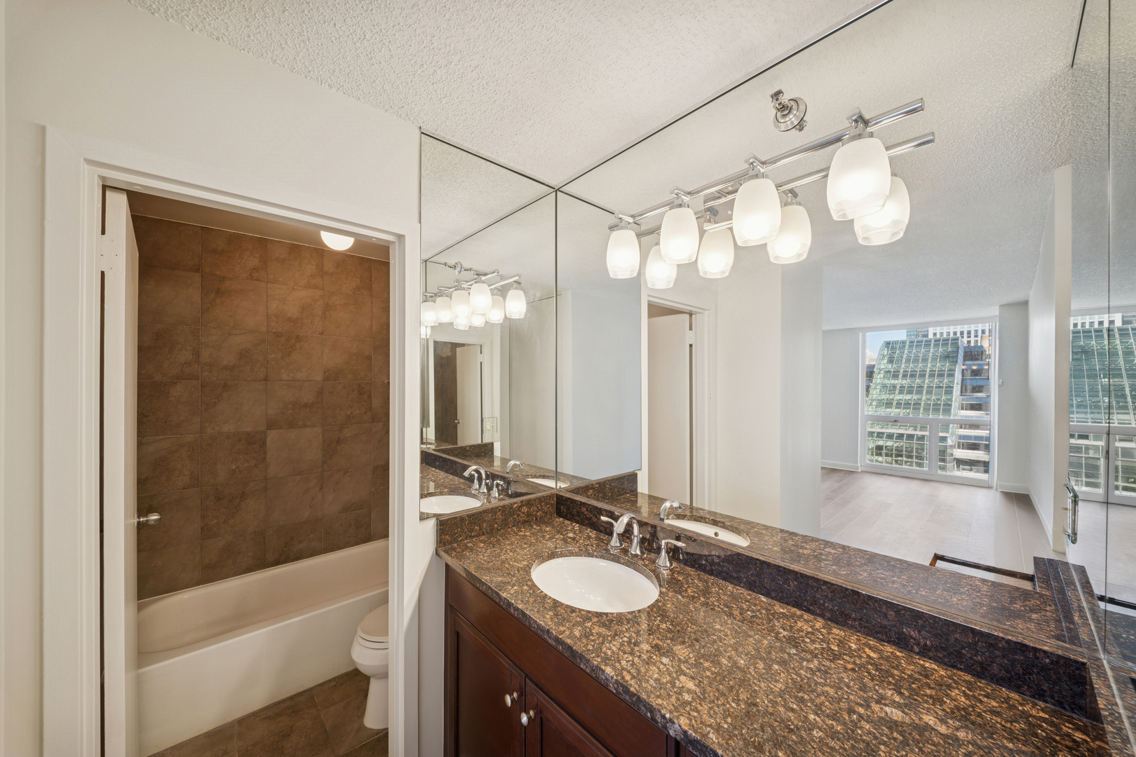 200 N Dearborn Street Unit: 3402