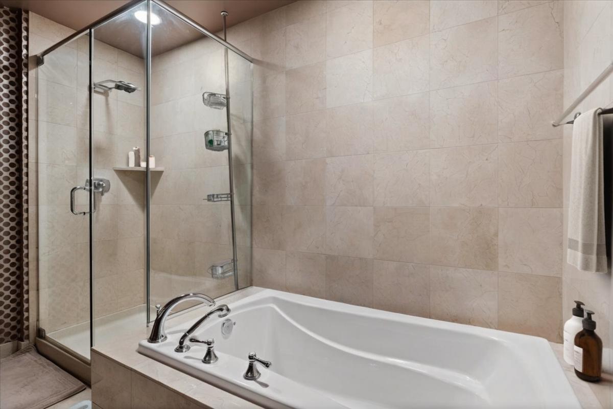 600 N LAKE SHORE Drive Unit: 2105