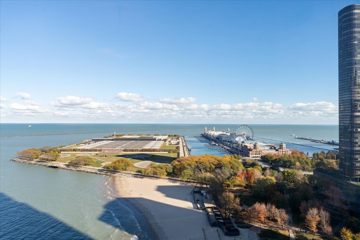 600 N LAKE SHORE Drive Unit: 2105