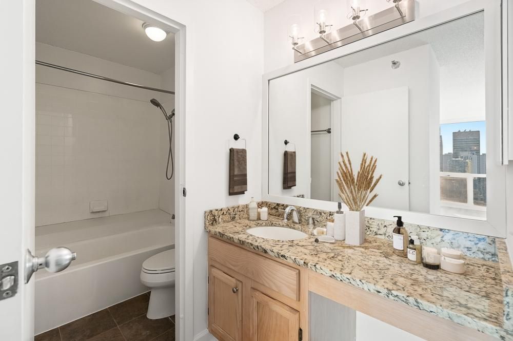 200 N Dearborn Street Unit: 4306